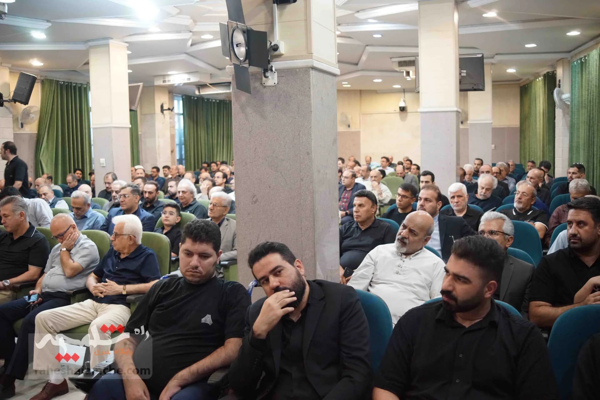 چه کسانی در مراسم ختم «سارا طاووسی» حضور داشتند؟ +تصاویر — تصویر 70