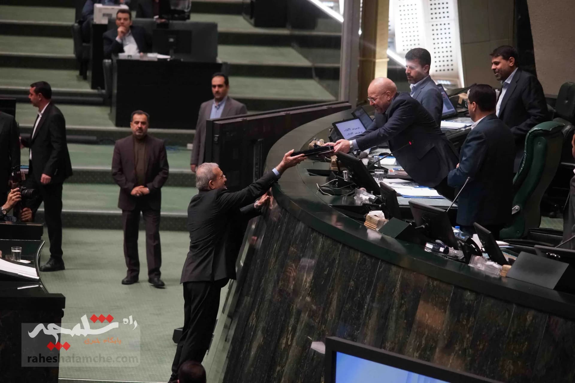 پزشکیان با حضور در خانه ملت، لایحه بودجه 1404 را تقدیم مجلس کرد +تصاویر — تصویر 32