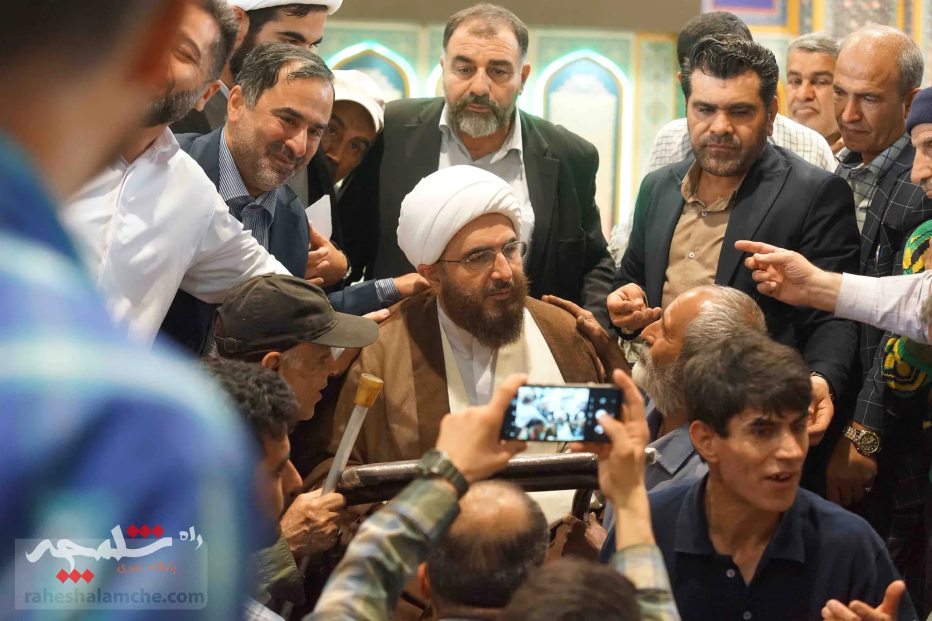 دیدار چهره به چهره امام جمعه موقت تهران با مردم +تصاویر — تصویر 23