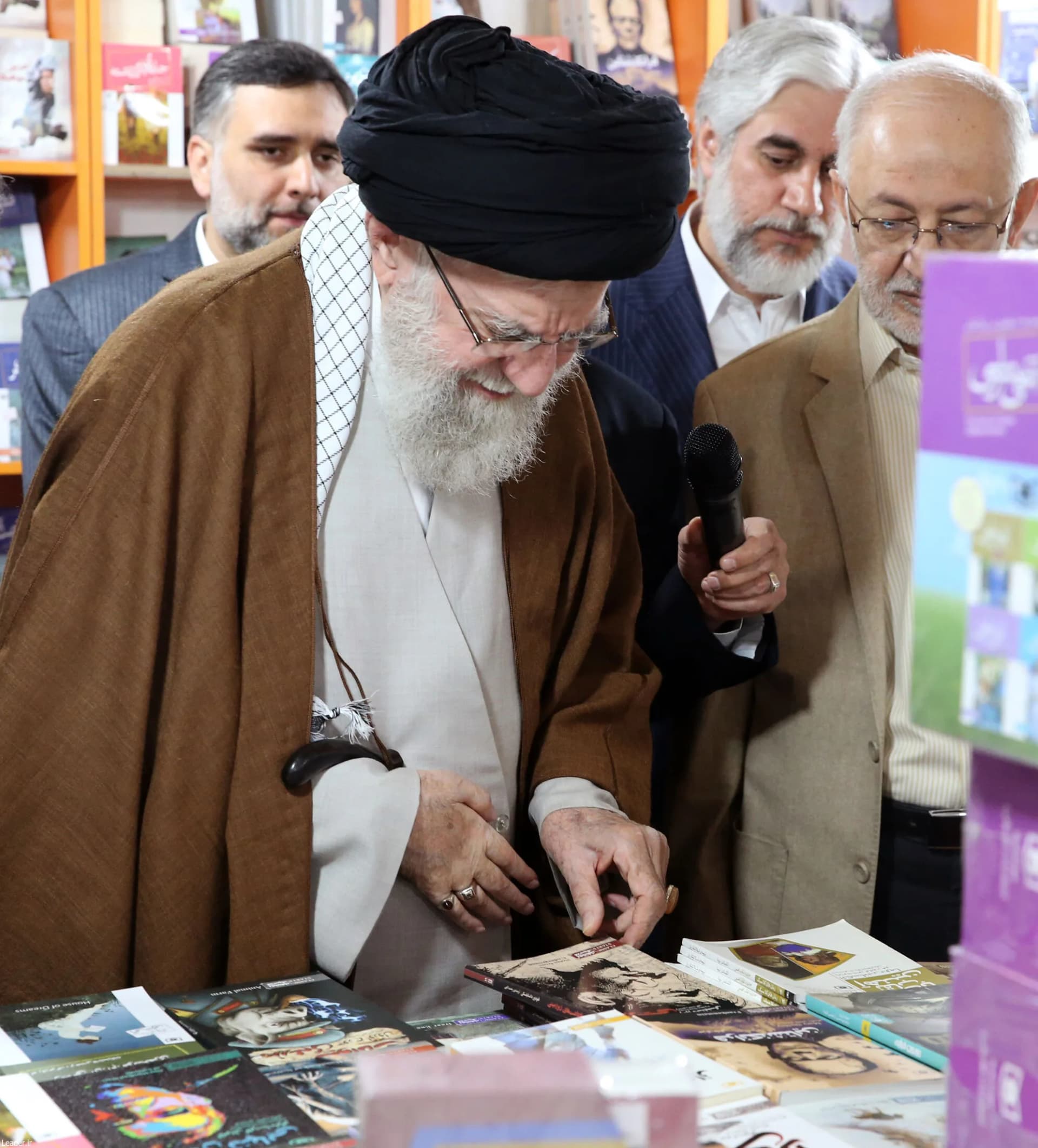 گزارش تصویری بازدید رهبر انقلاب از نمایشگاه کتاب — تصویر 8