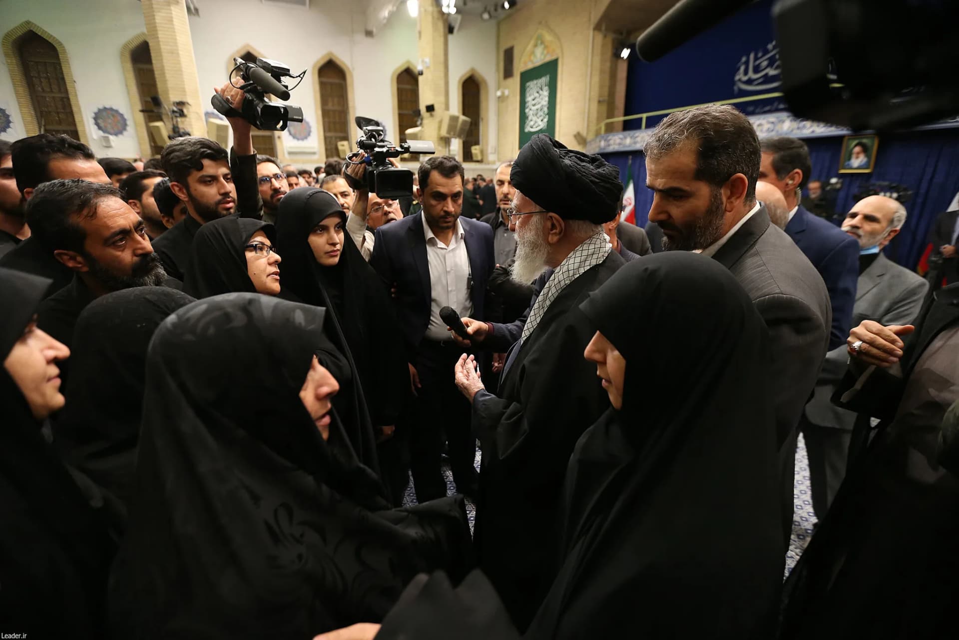اقامه نماز رهبر انقلاب بر پیکر ۷ شهید راه قدس +تصاویر — تصویر 28