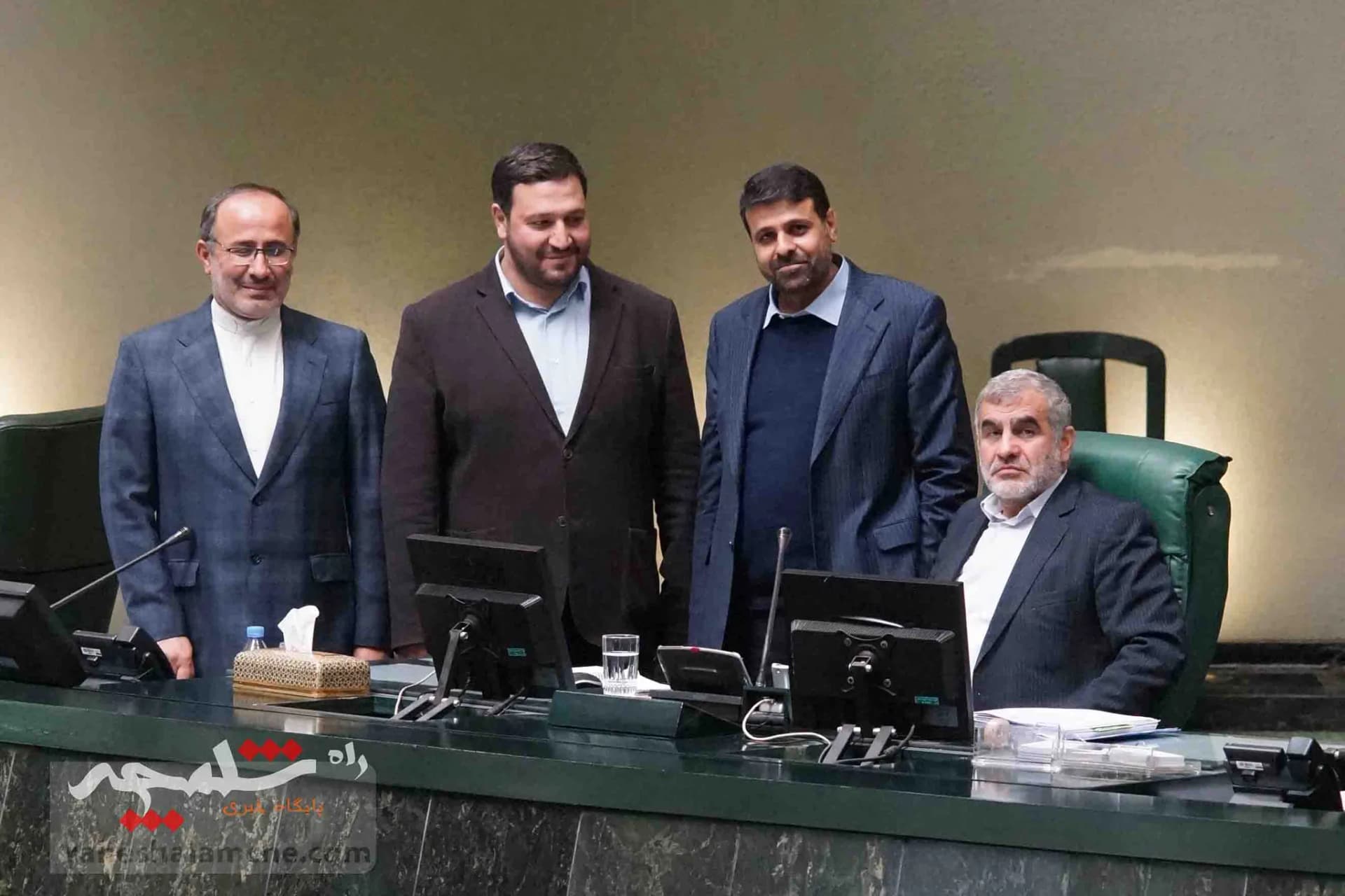 تصاویر حاشیه‌های روز یکشنبه صحن علنی مجلس — تصویر 14