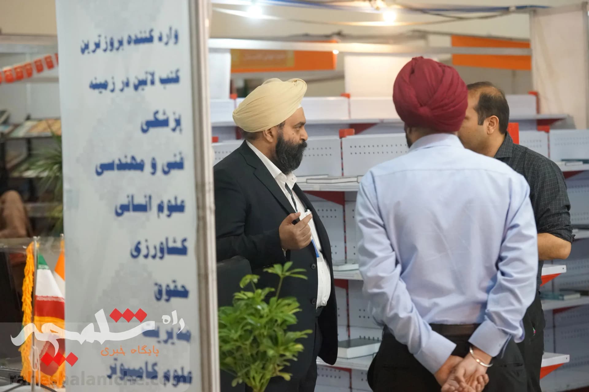 دومین روز نمایشگاه بین‌المللی کتاب برگزار شد +تصاویر — تصویر 40