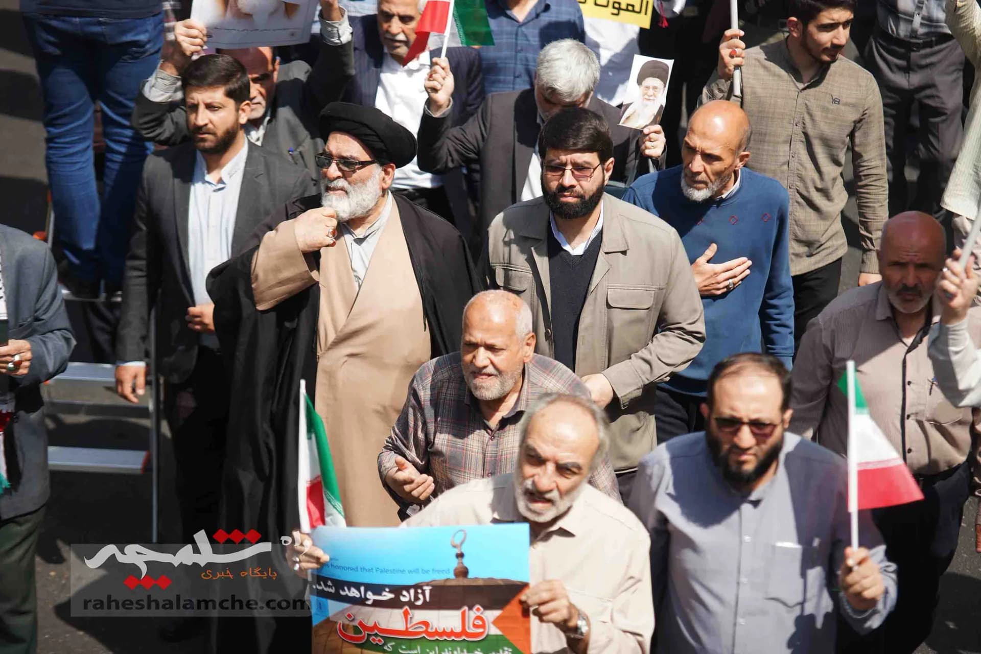 تقدیر نمازگزاران تهرانی از اجرای عملیات «وعده صادق» +تصاویر — تصویر 9