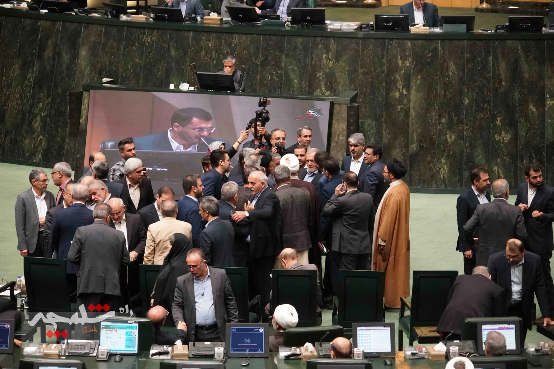 پزشکیان با حضور در خانه ملت، لایحه بودجه 1404 را تقدیم مجلس کرد +تصاویر — تصویر 1