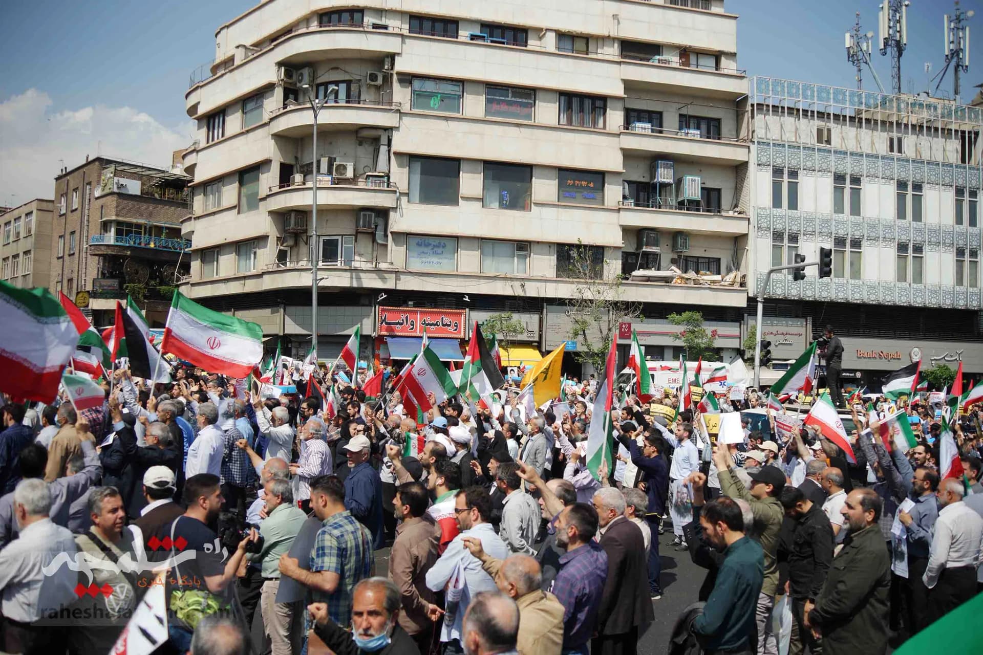 تقدیر نمازگزاران تهرانی از اجرای عملیات «وعده صادق» +تصاویر — تصویر 28