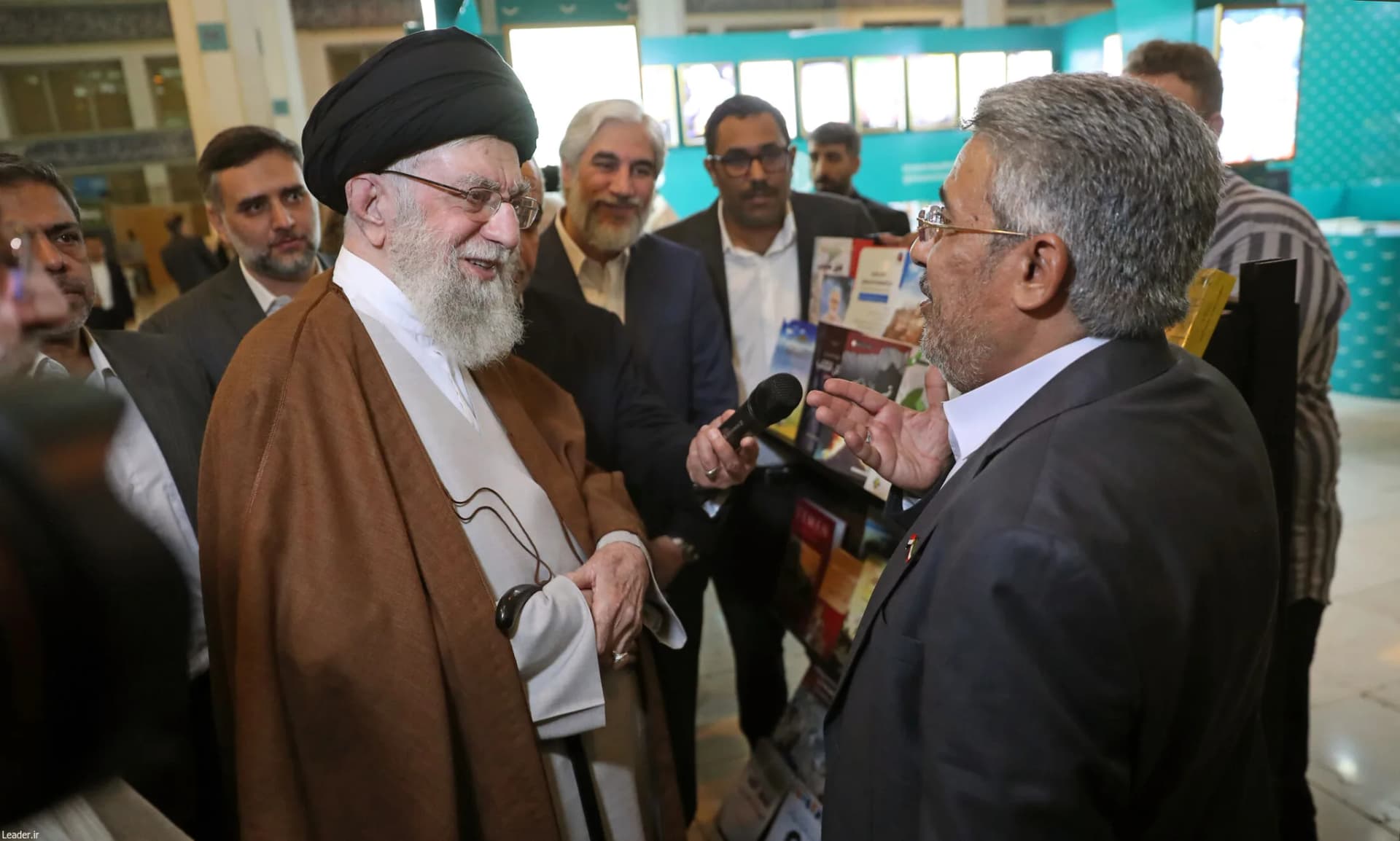 گزارش تصویری بازدید رهبر انقلاب از نمایشگاه کتاب — تصویر 11