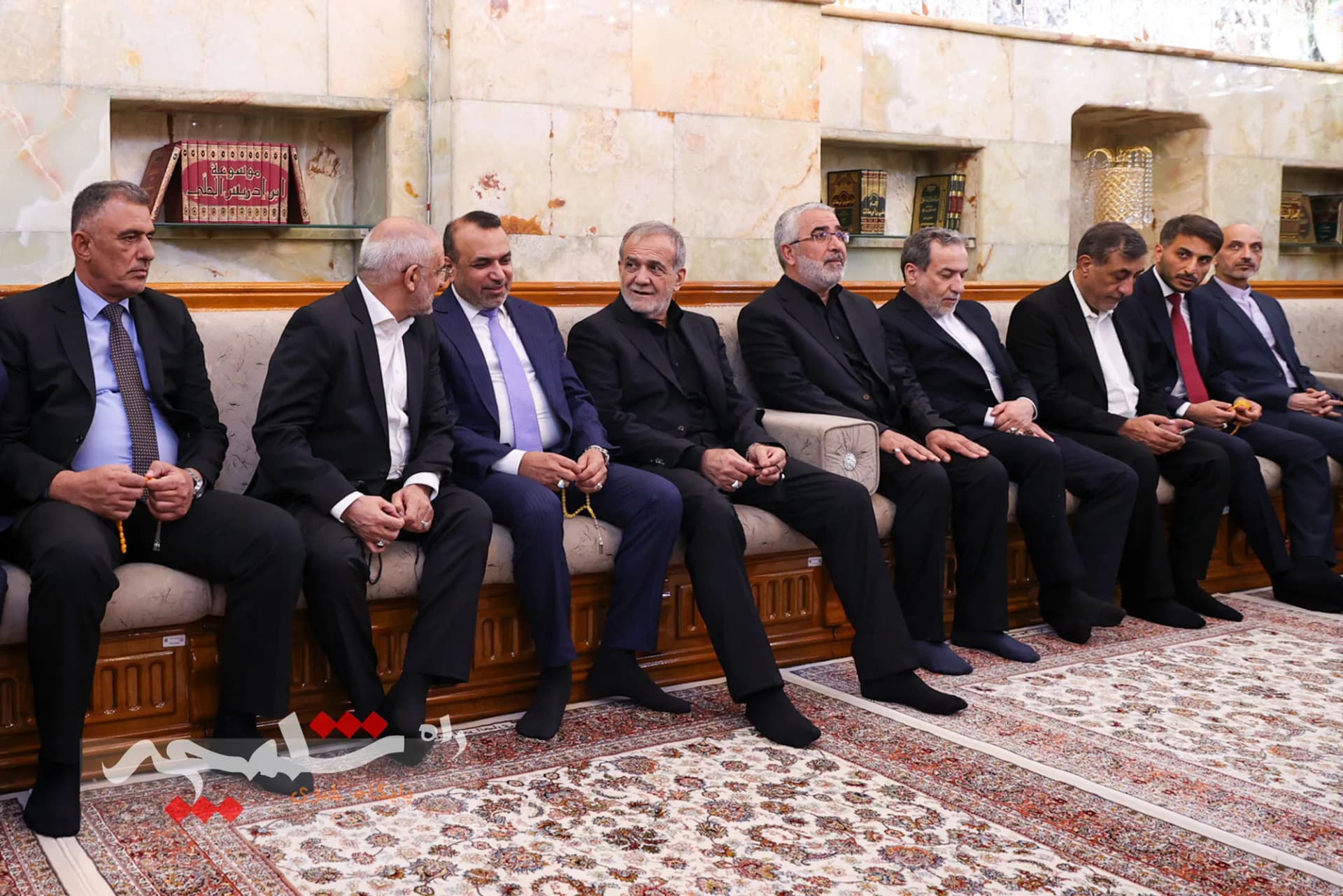 تشرف پزشکیان به حرم مطهر حضرت علی (ع) +تصاویر — تصویر 4