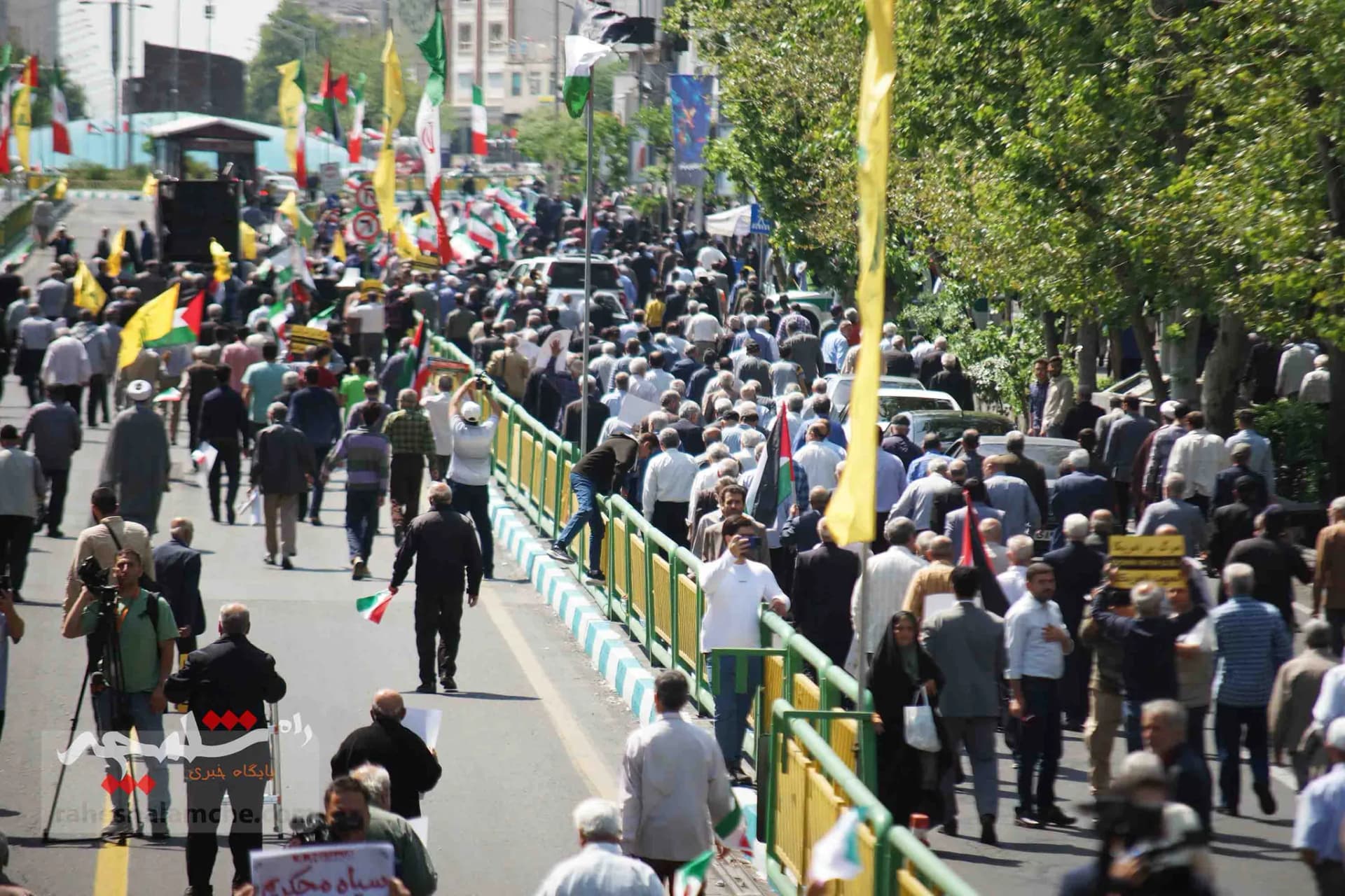 تقدیر نمازگزاران تهرانی از اجرای عملیات «وعده صادق» +تصاویر — تصویر 5
