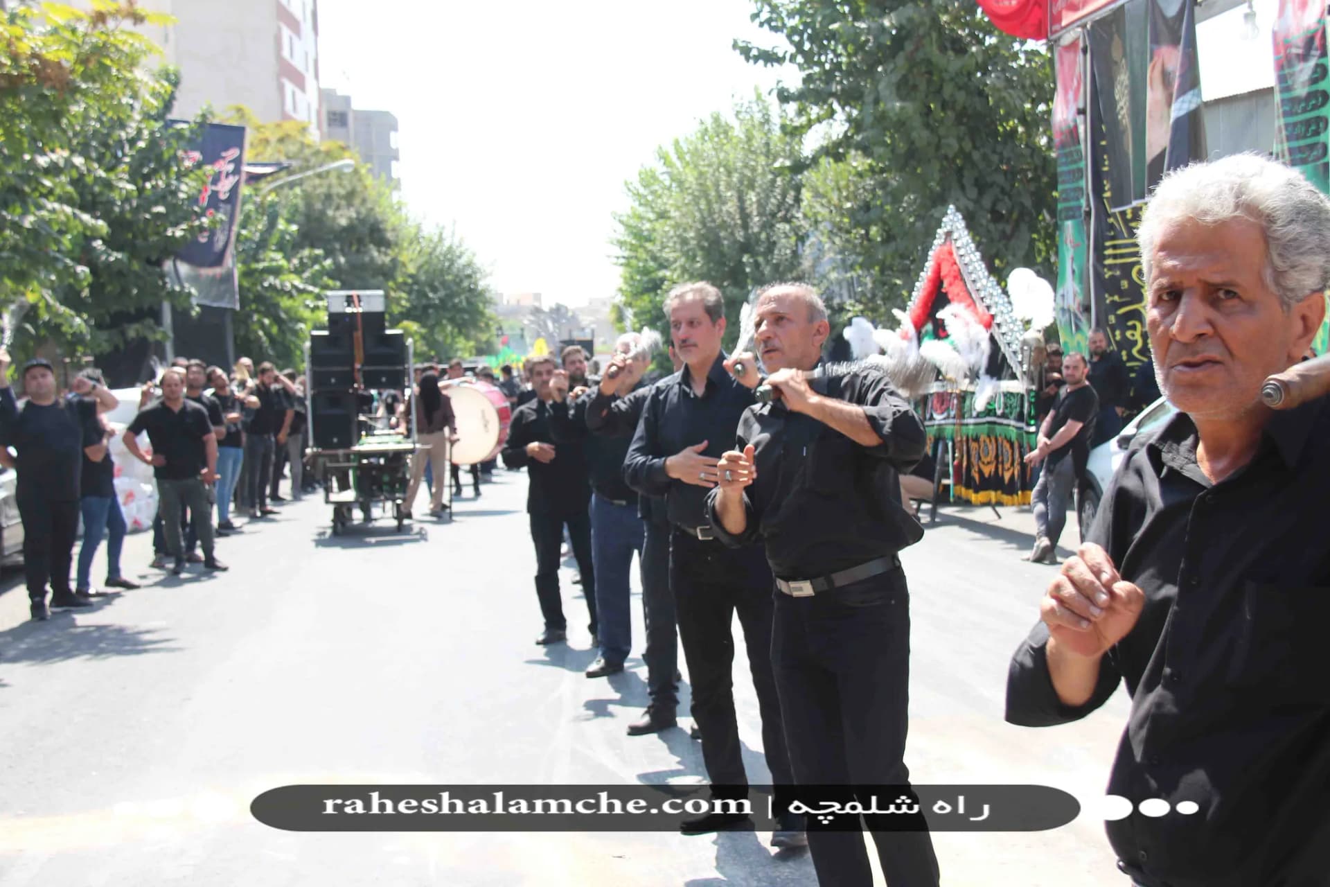 عزاداری و سوگواری همراه با برگزاری نماز ظهر عاشورا در سراسر ایران اسلامی +تصاویر — تصویر 27