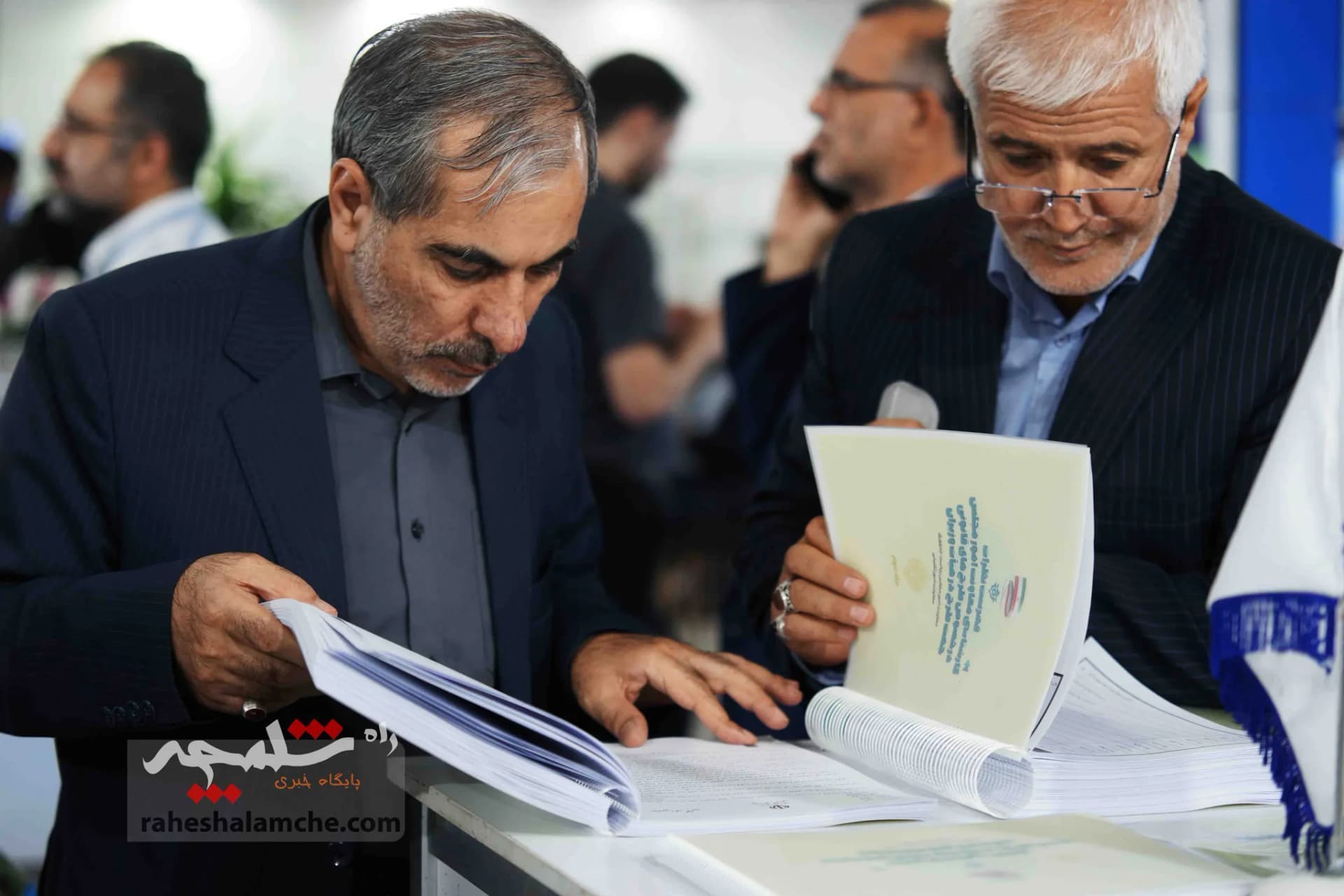 بازدید رئیس دفتر رئیس‌جمهور از غرفه معاونت ریاست جمهوری در امور مجلس +تصاویر — تصویر 11