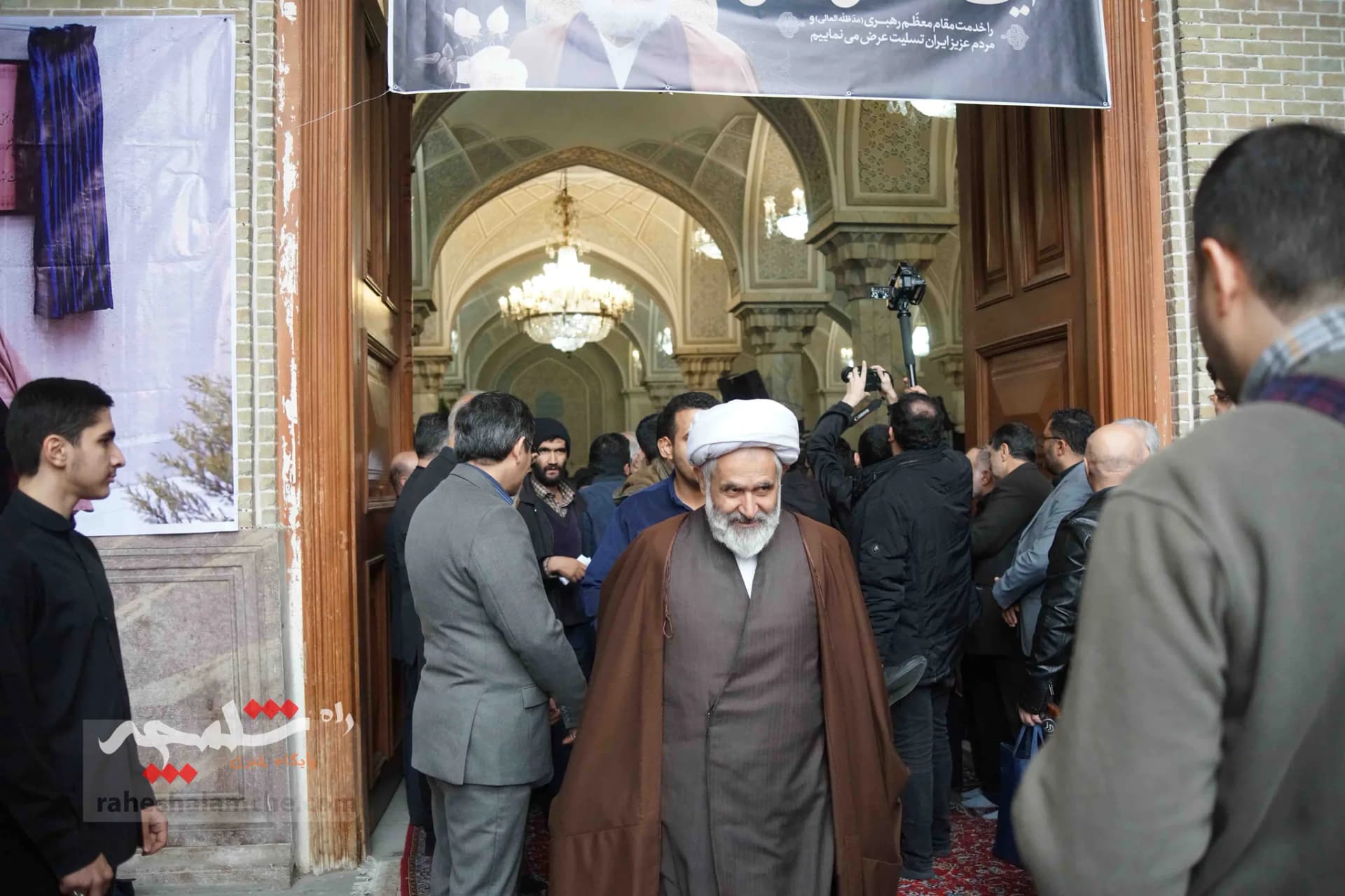 همه شخصیتهایی که در مراسم ترحیم آیتالله امام کاشانی حضور داشتند +تصاویر — تصویر 56