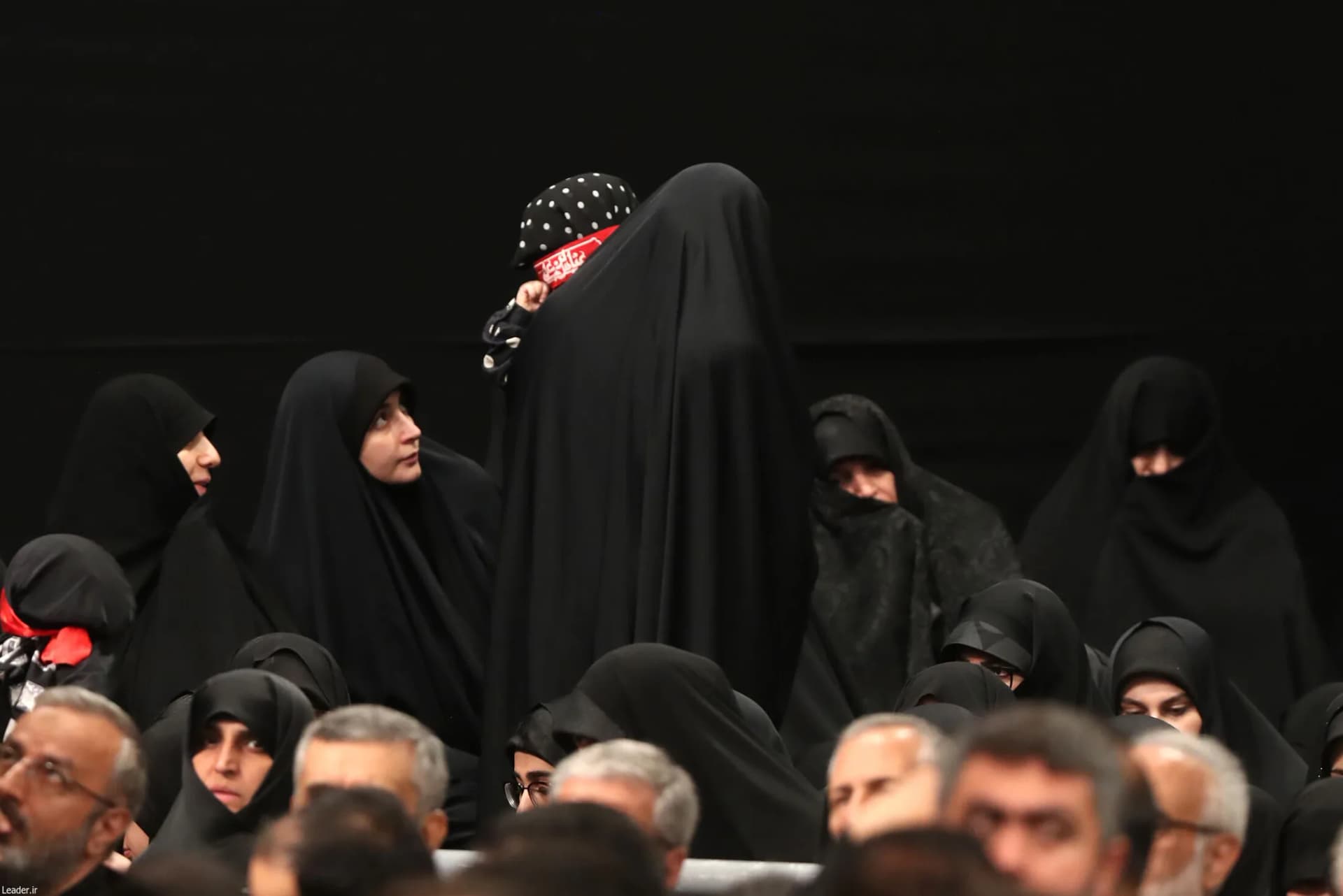 مراسم عزاداری شب تاسوعای حسینی با حضور رهبر انقلاب +تصاویر — تصویر 20