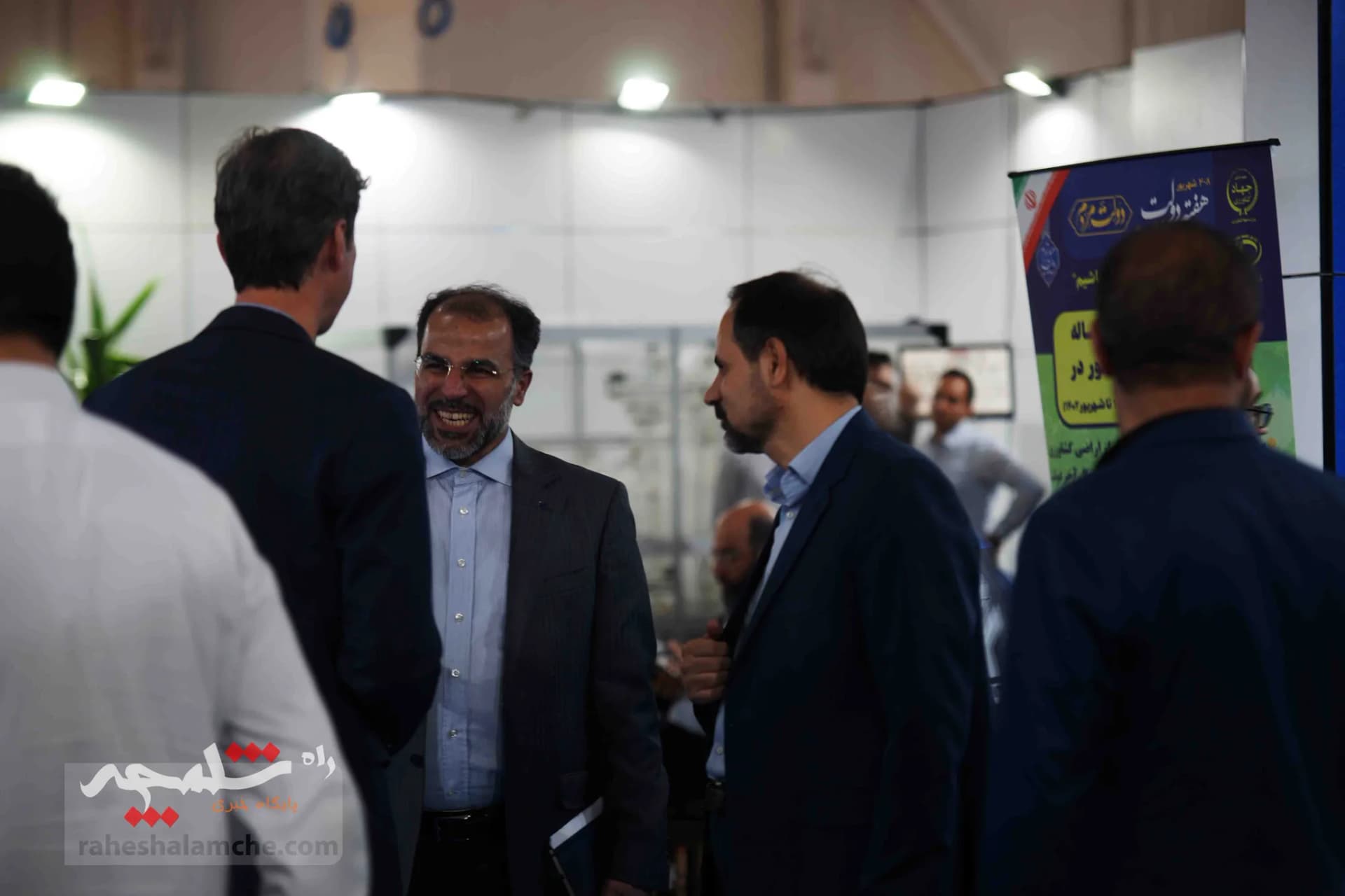 بازدید رئیس دفتر رئیس‌جمهور از غرفه معاونت ریاست جمهوری در امور مجلس +تصاویر — تصویر 6