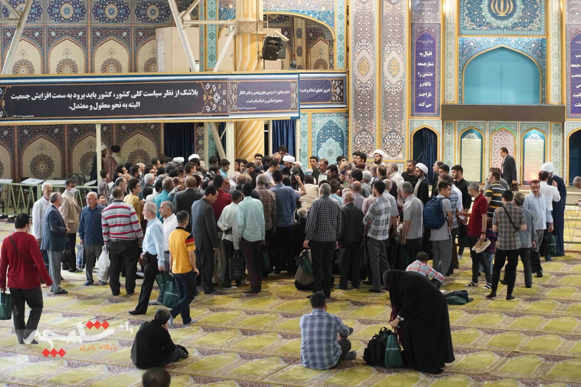 دیدار چهره به چهره امام جمعه موقت تهران با مردم +تصاویر — تصویر 13