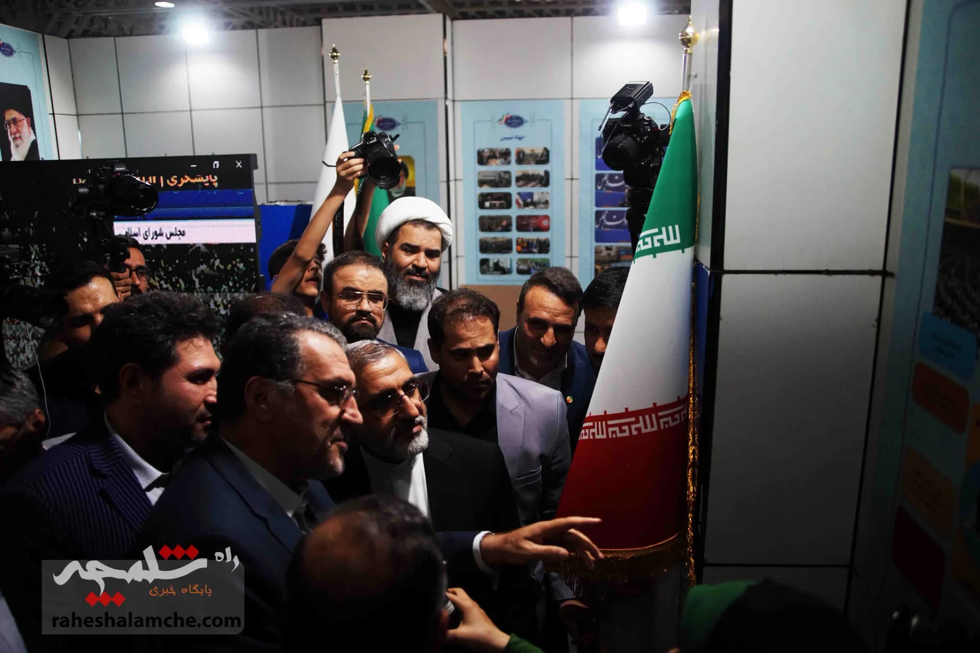 بازدید رئیس دفتر رئیس‌جمهور از غرفه معاونت ریاست جمهوری در امور مجلس +تصاویر — تصویر 50