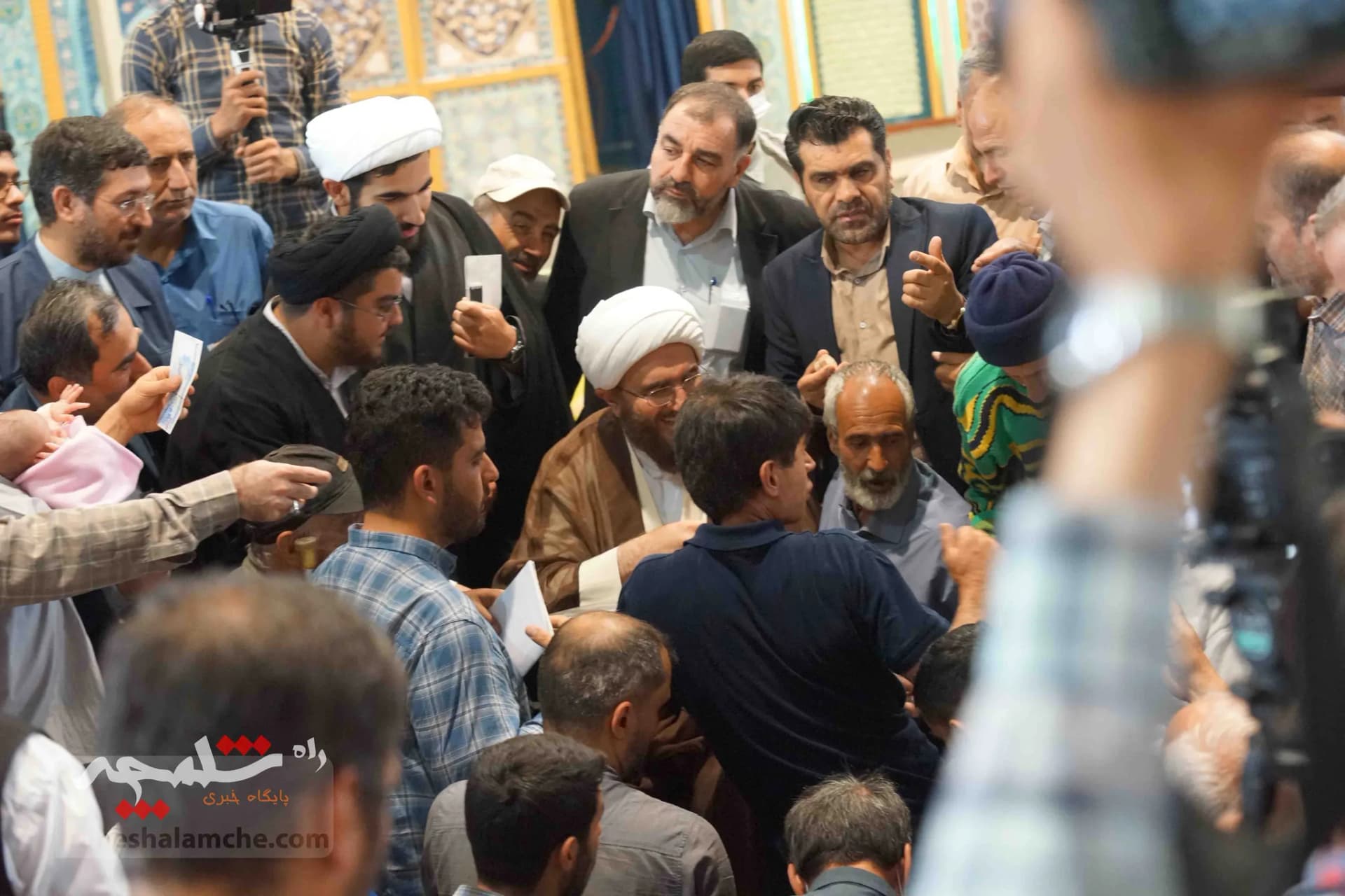 دیدار چهره به چهره امام جمعه موقت تهران با مردم +تصاویر — تصویر 15