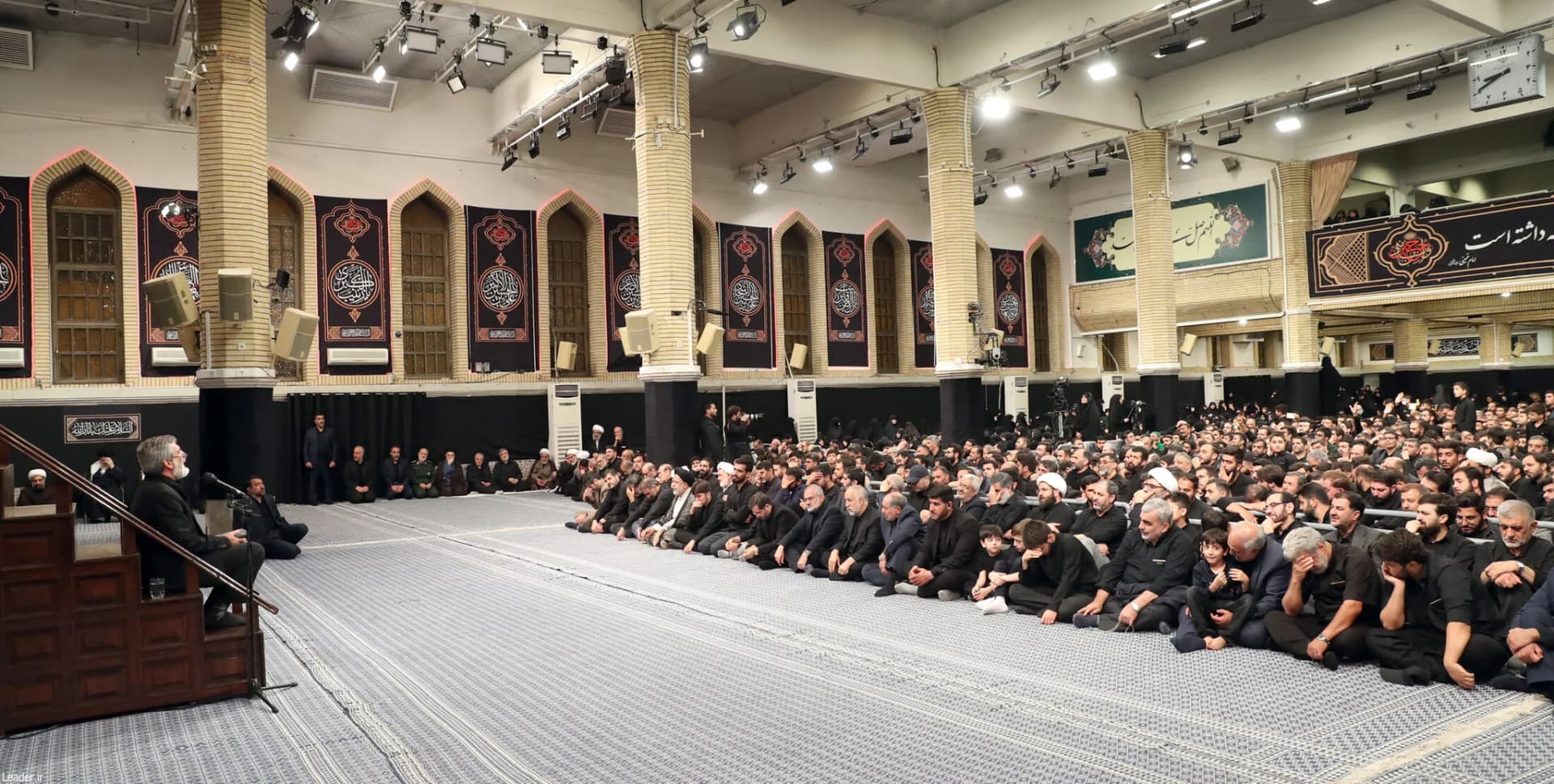 مراسم شام غریبان سیدالشهد(ع) با حضور رهبر انقلاب +تصاویر — تصویر 12