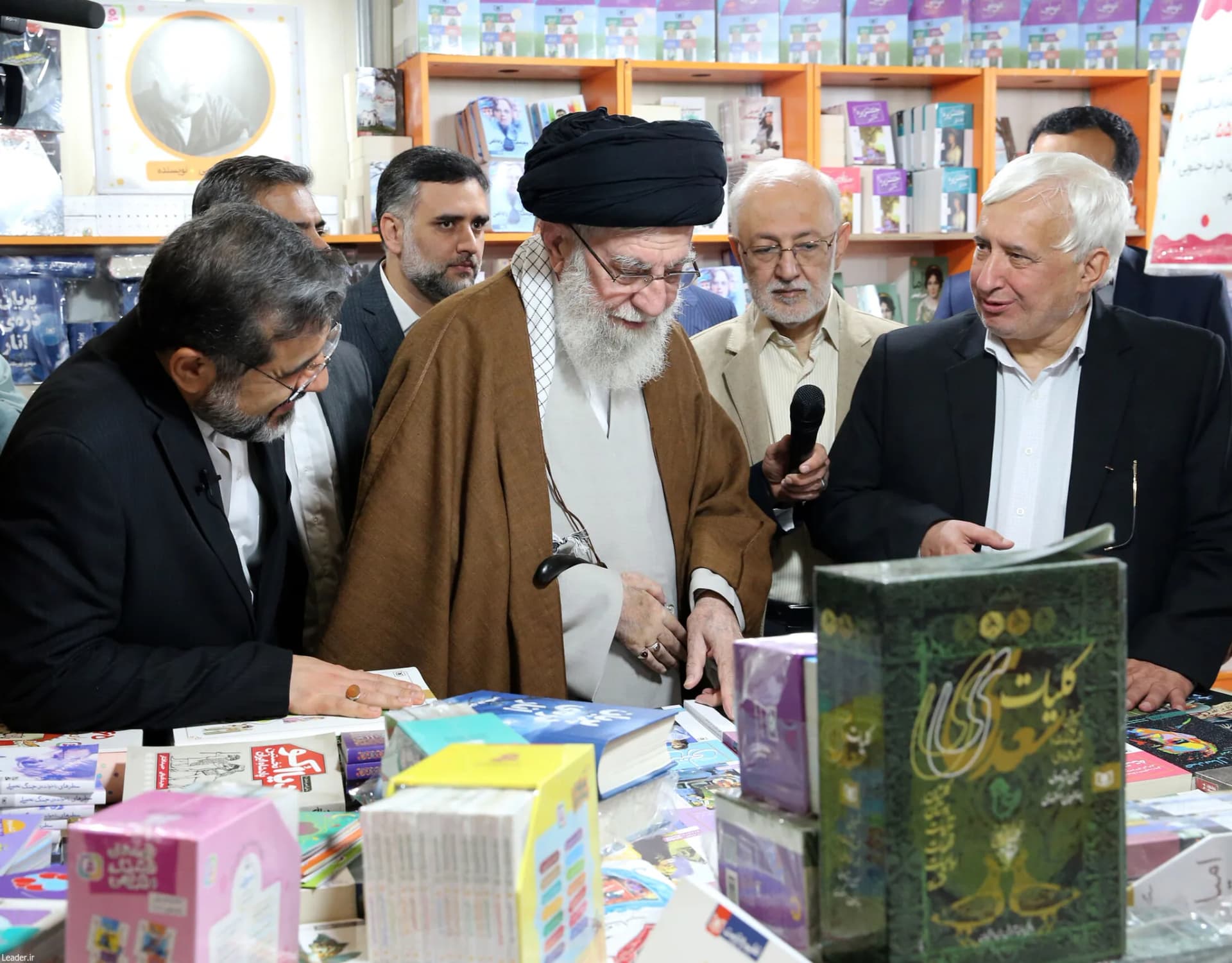 گزارش تصویری بازدید رهبر انقلاب از نمایشگاه کتاب — تصویر 10