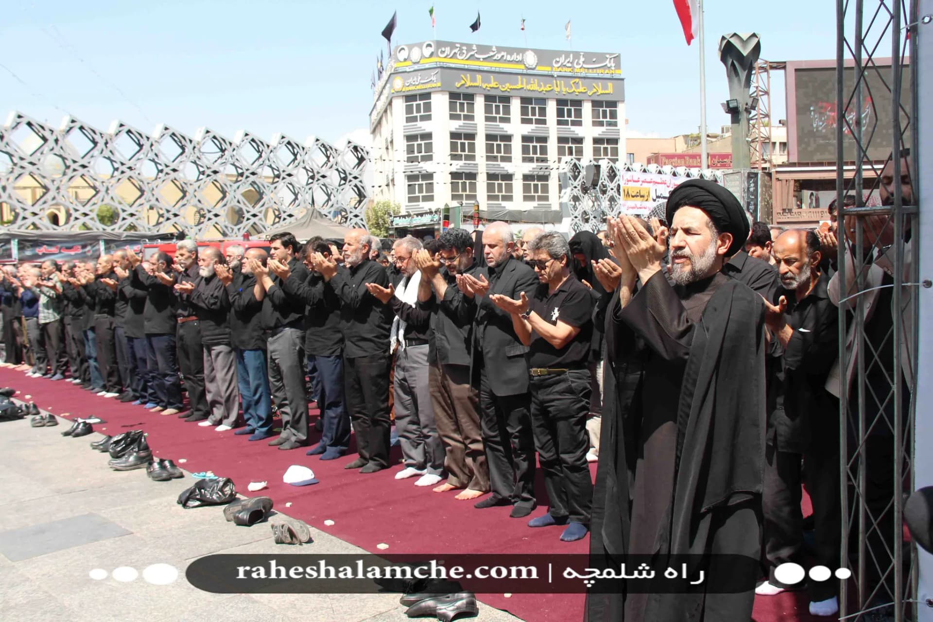 عزاداری و سوگواری همراه با برگزاری نماز ظهر عاشورا در سراسر ایران اسلامی +تصاویر — تصویر 22