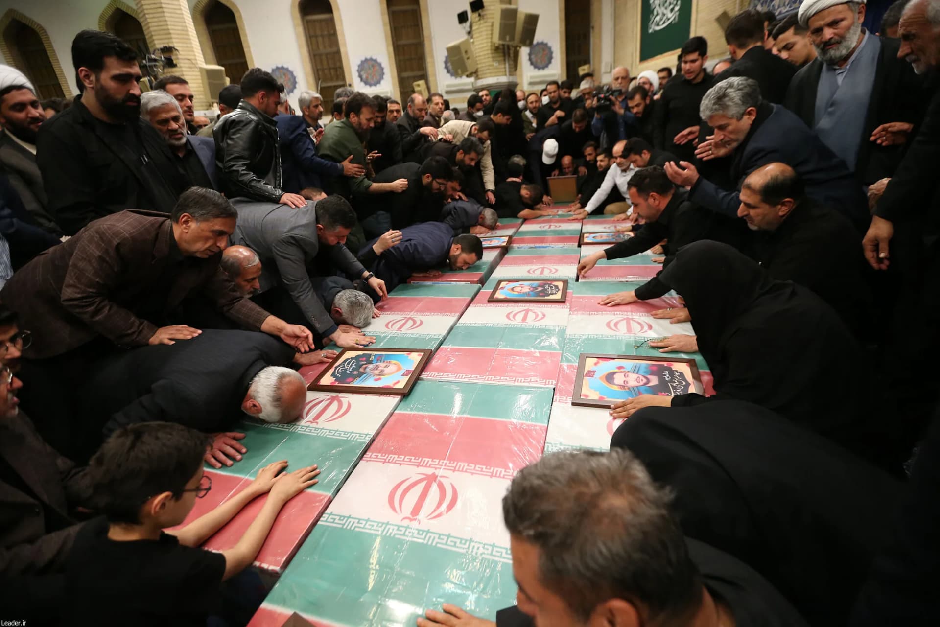 اقامه نماز رهبر انقلاب بر پیکر ۷ شهید راه قدس +تصاویر — تصویر 5
