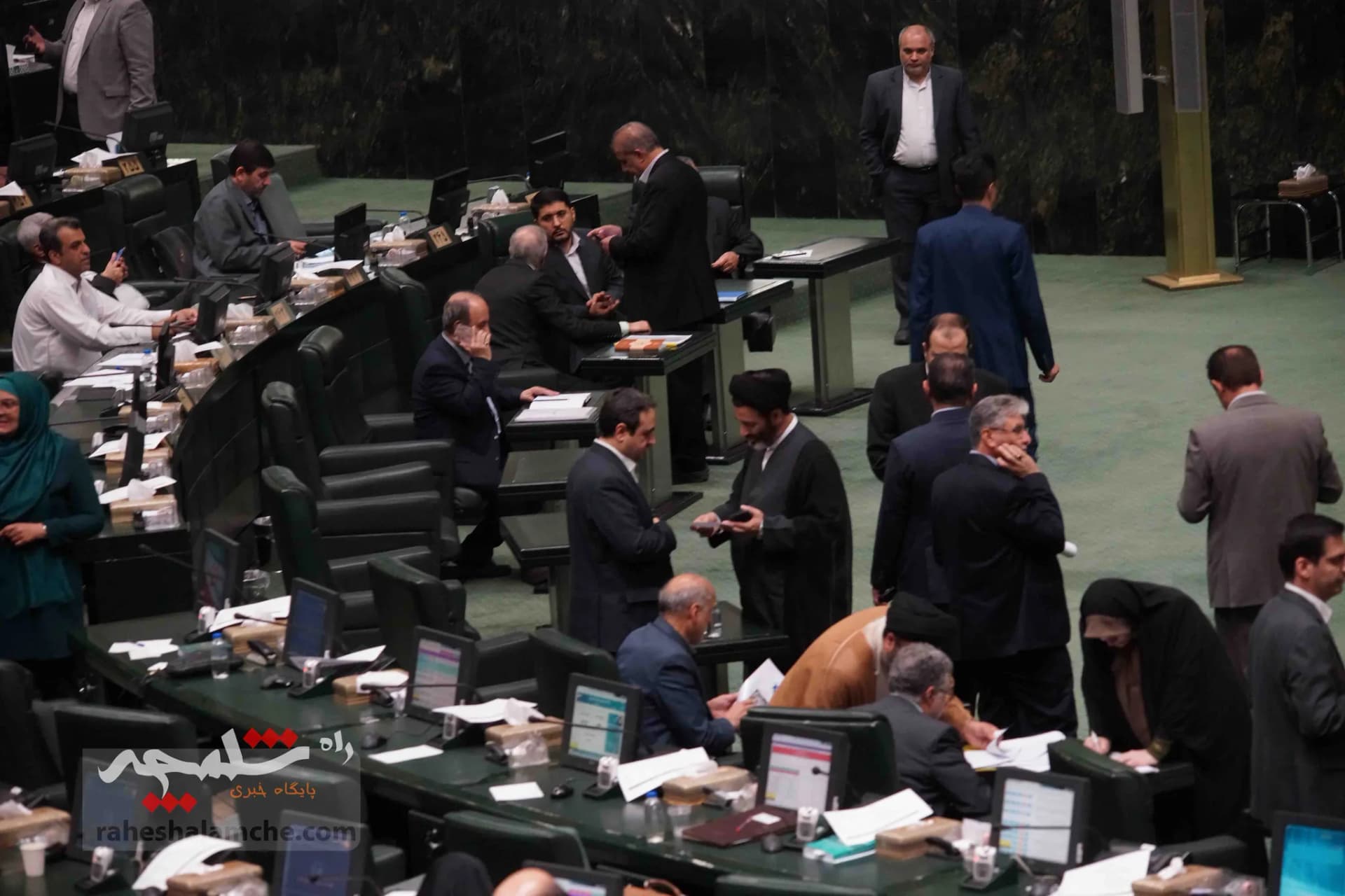 پزشکیان با حضور در خانه ملت، لایحه بودجه 1404 را تقدیم مجلس کرد +تصاویر — تصویر 53