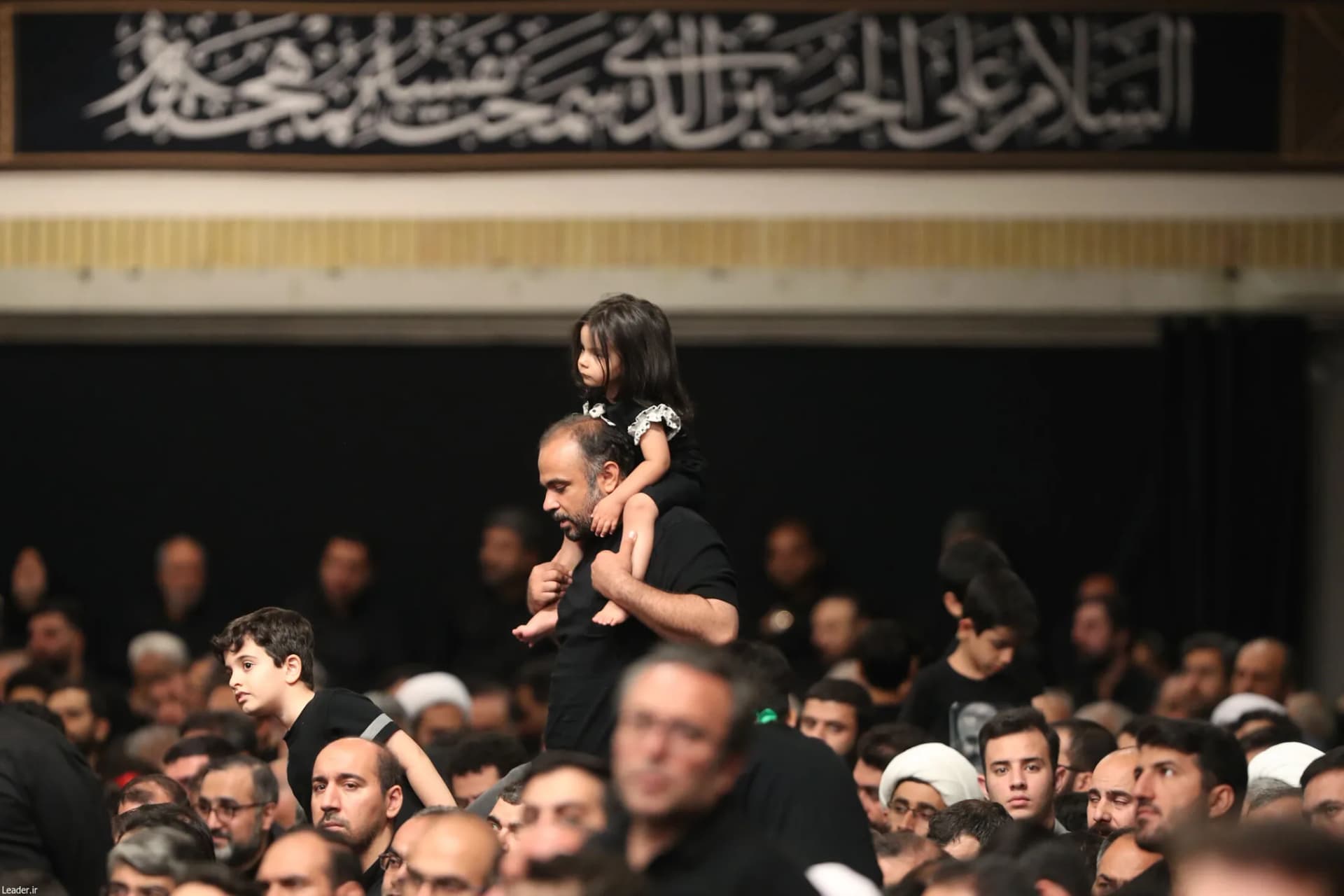 مراسم شام غریبان سیدالشهد(ع) با حضور رهبر انقلاب +تصاویر — تصویر 45