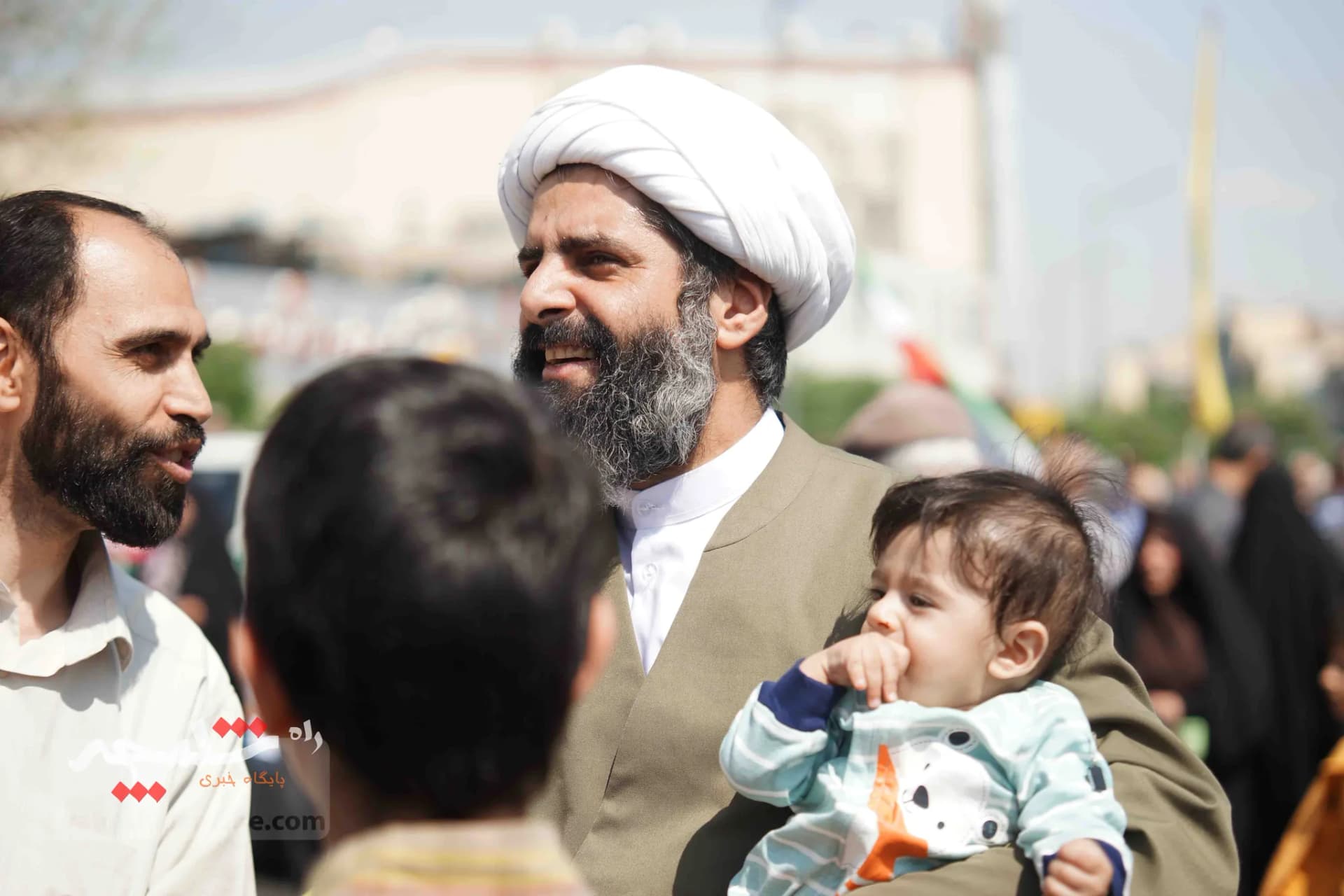 تقدیر نمازگزاران تهرانی از اجرای عملیات «وعده صادق» +تصاویر — تصویر 35
