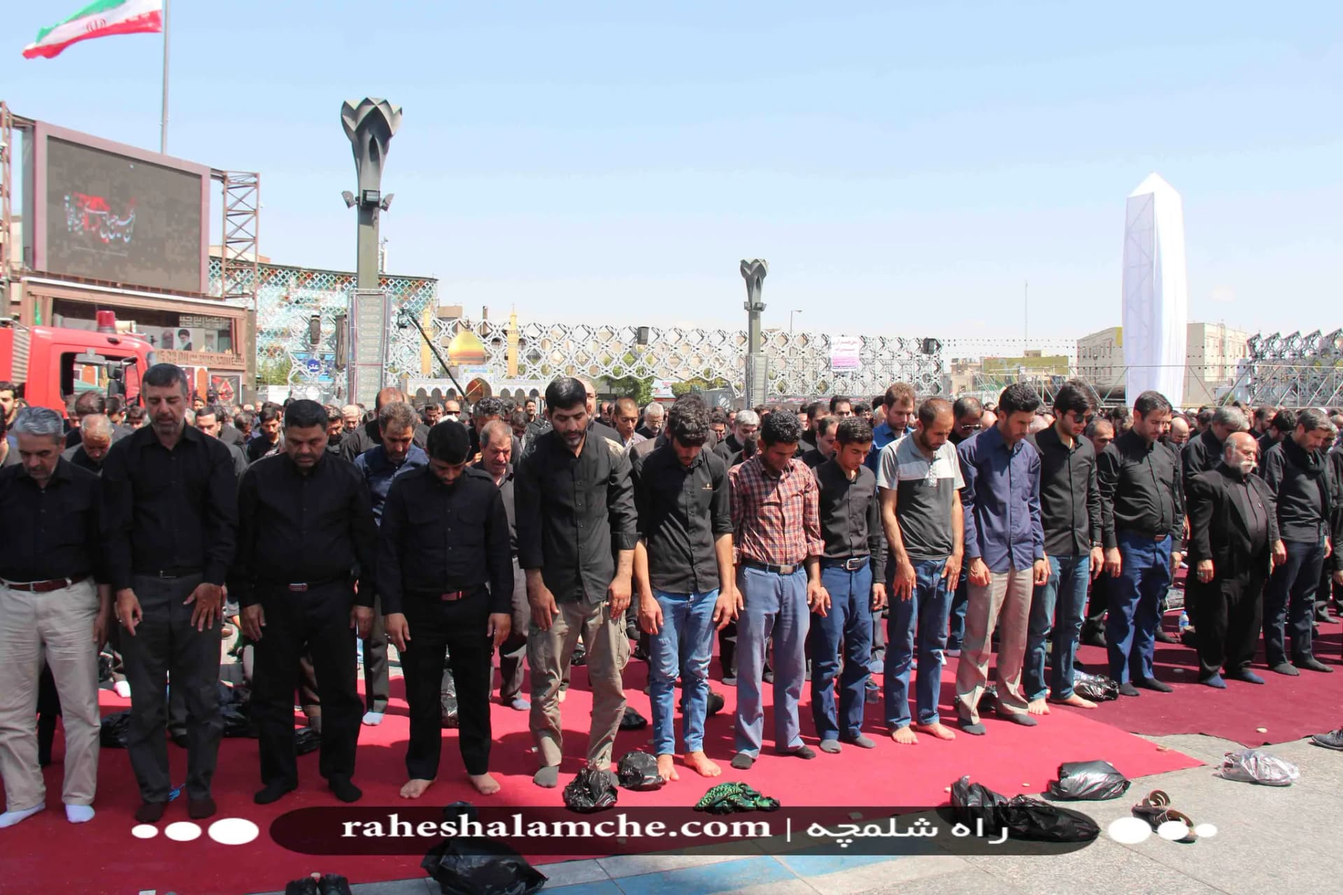 عزاداری و سوگواری همراه با برگزاری نماز ظهر عاشورا در سراسر ایران اسلامی +تصاویر — تصویر 26