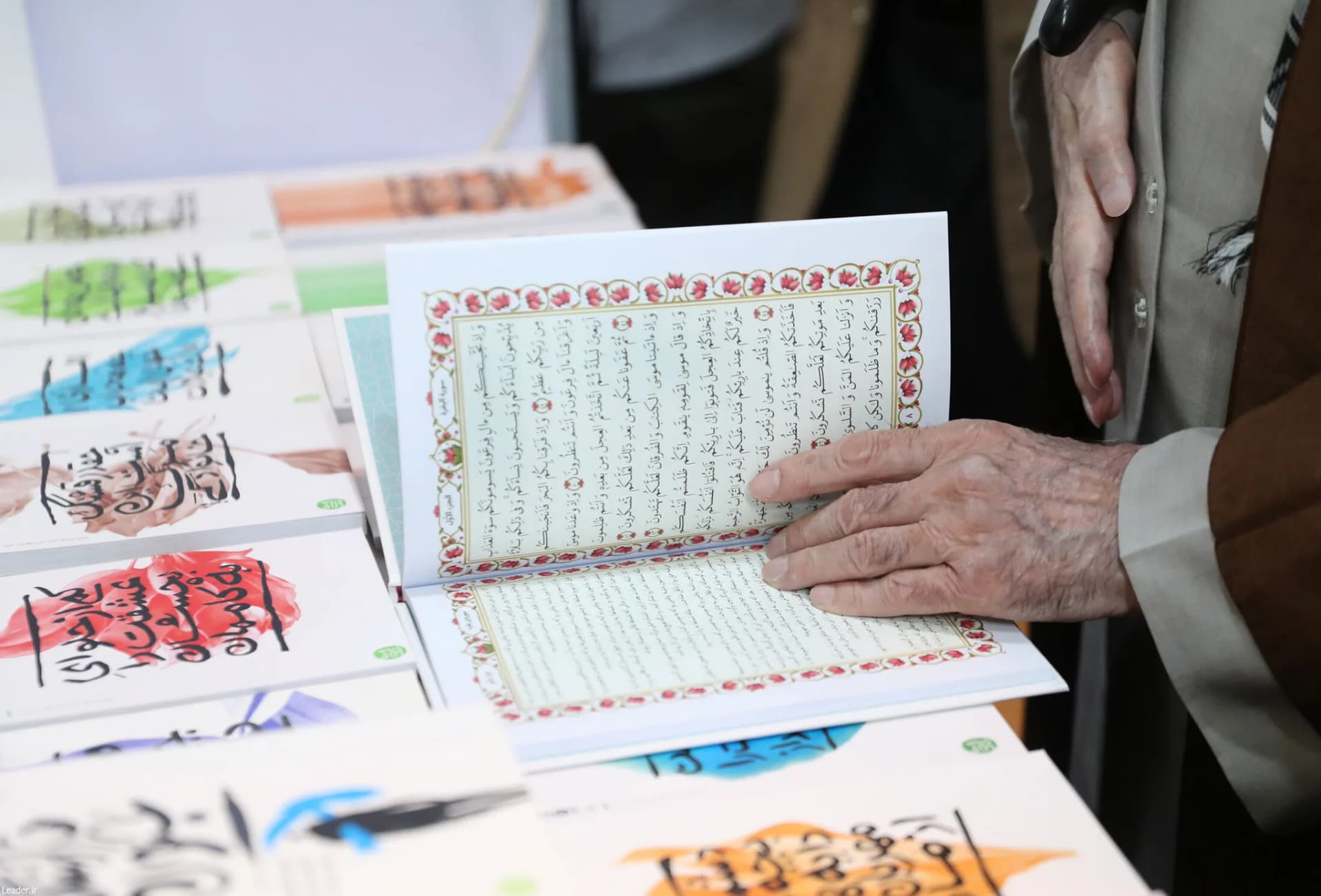 گزارش تصویری بازدید رهبر انقلاب از نمایشگاه کتاب — تصویر 28