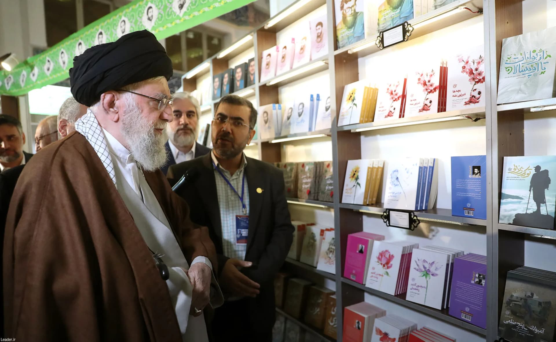 گزارش تصویری بازدید رهبر انقلاب از نمایشگاه کتاب — تصویر 4