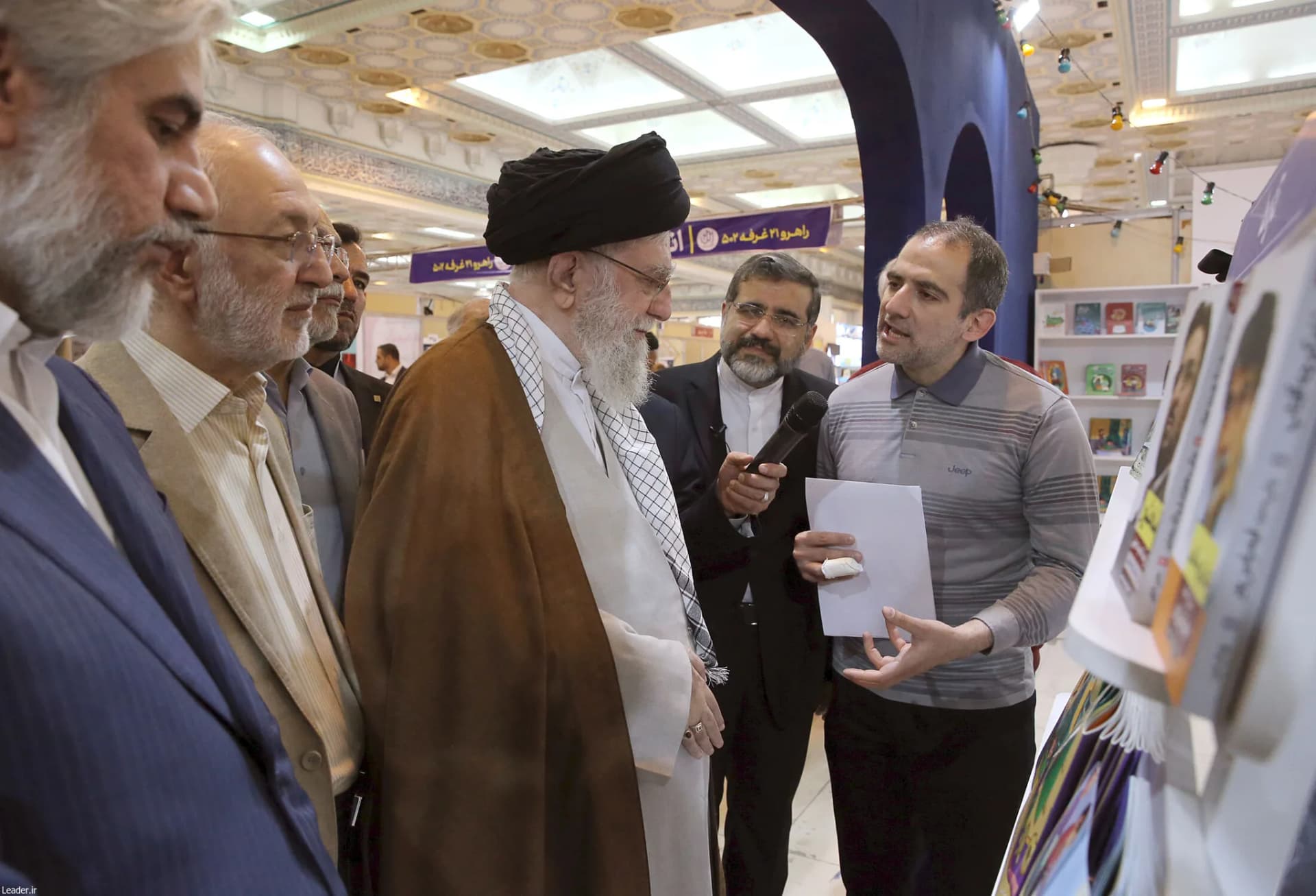 گزارش تصویری بازدید رهبر انقلاب از نمایشگاه کتاب — تصویر 16
