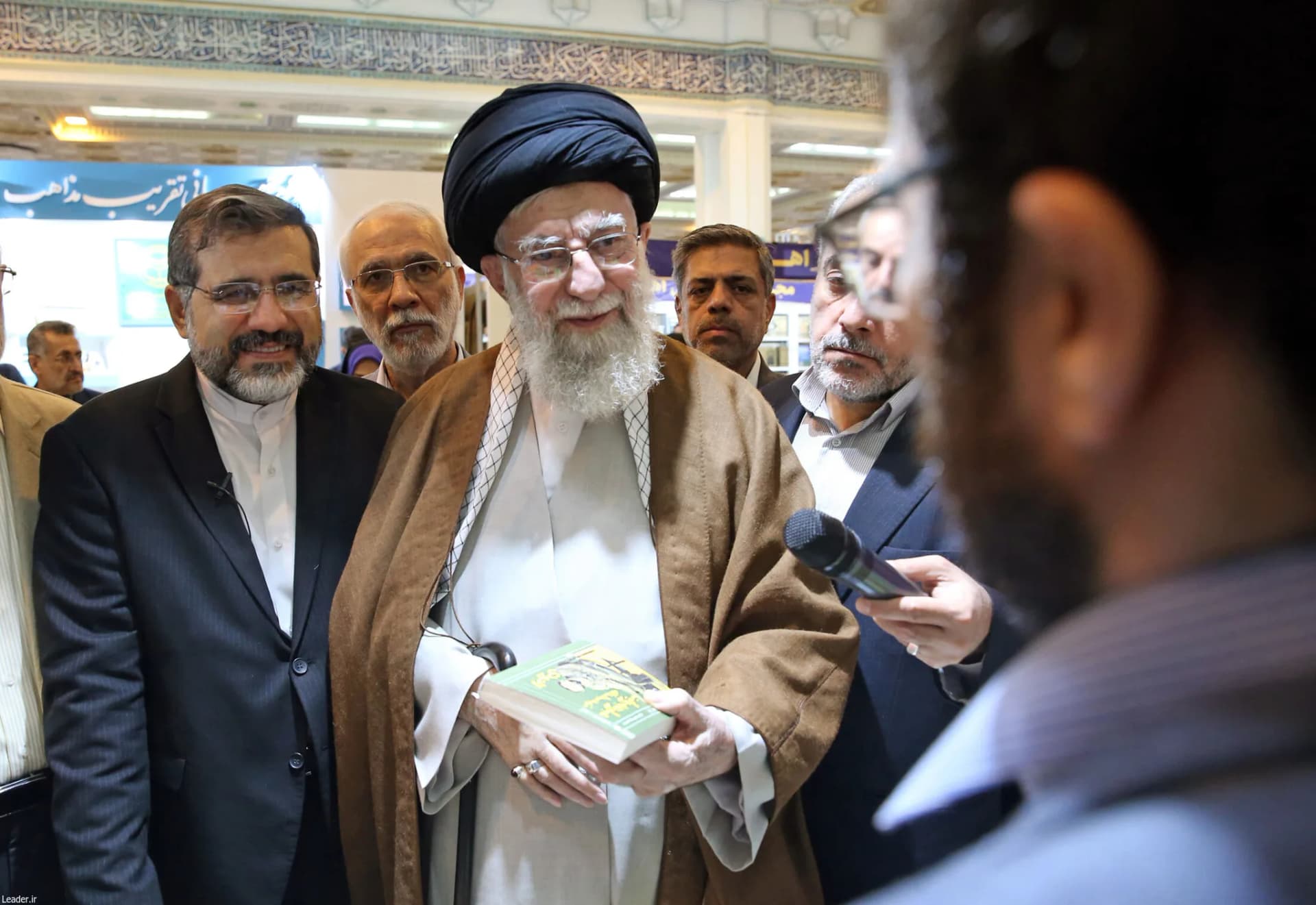 گزارش تصویری بازدید رهبر انقلاب از نمایشگاه کتاب — تصویر 24
