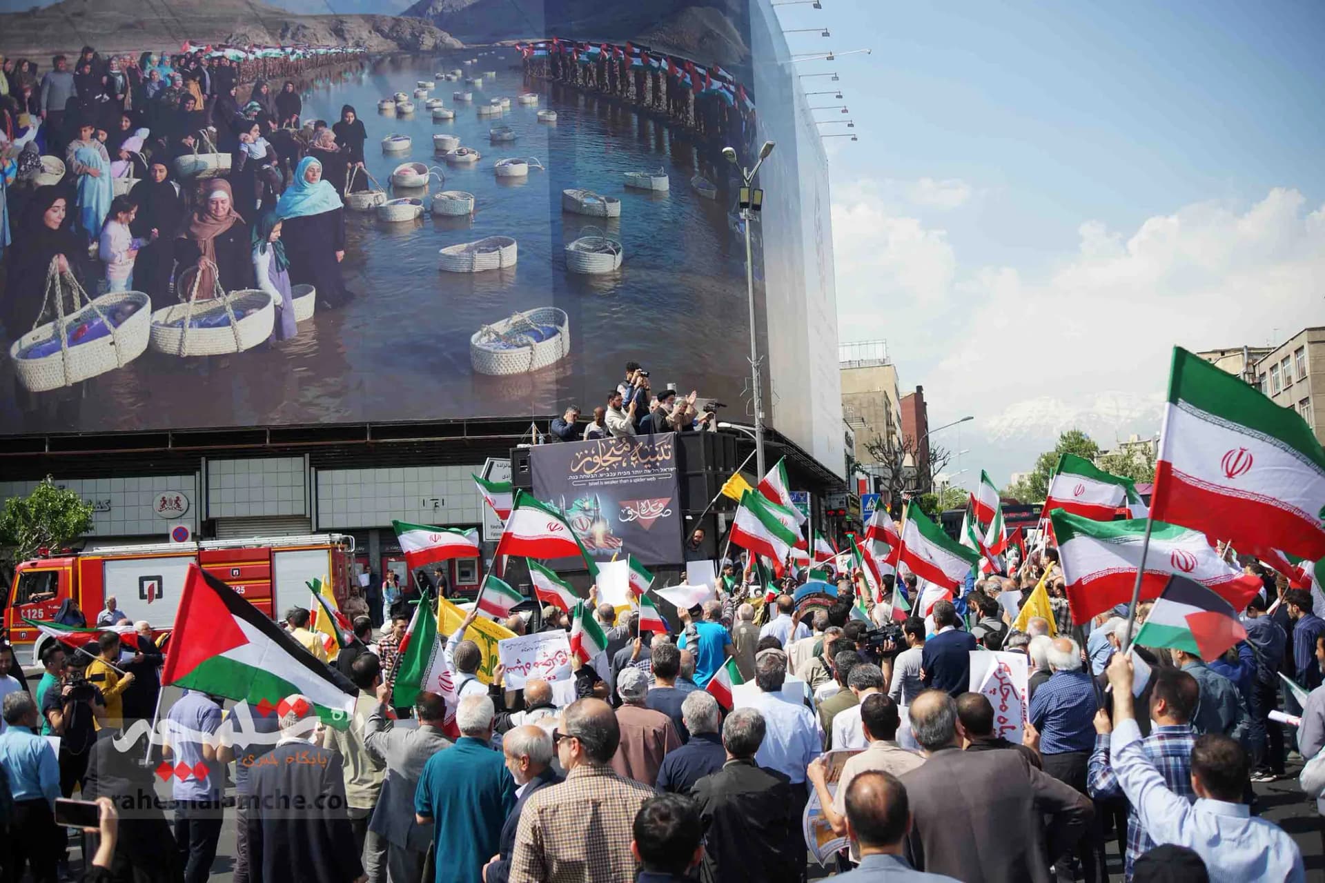 تقدیر نمازگزاران تهرانی از اجرای عملیات «وعده صادق» +تصاویر — تصویر 27