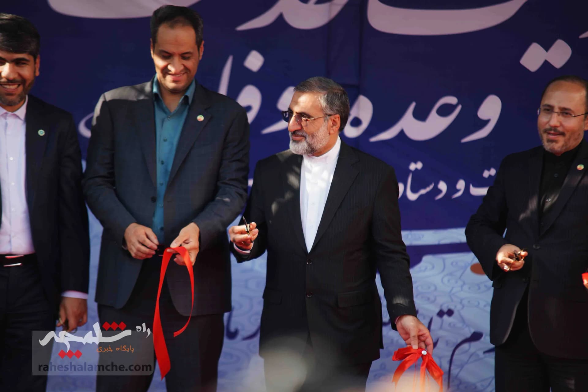 بازدید رئیس دفتر رئیس‌جمهور از غرفه معاونت ریاست جمهوری در امور مجلس +تصاویر — تصویر 43