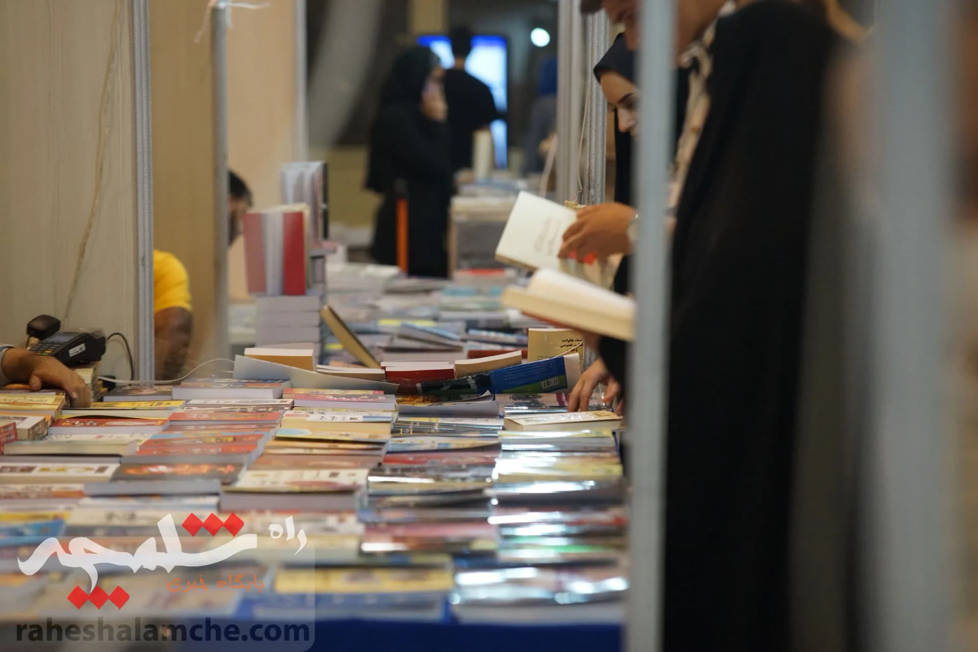 دومین روز نمایشگاه بین‌المللی کتاب برگزار شد +تصاویر — تصویر 38