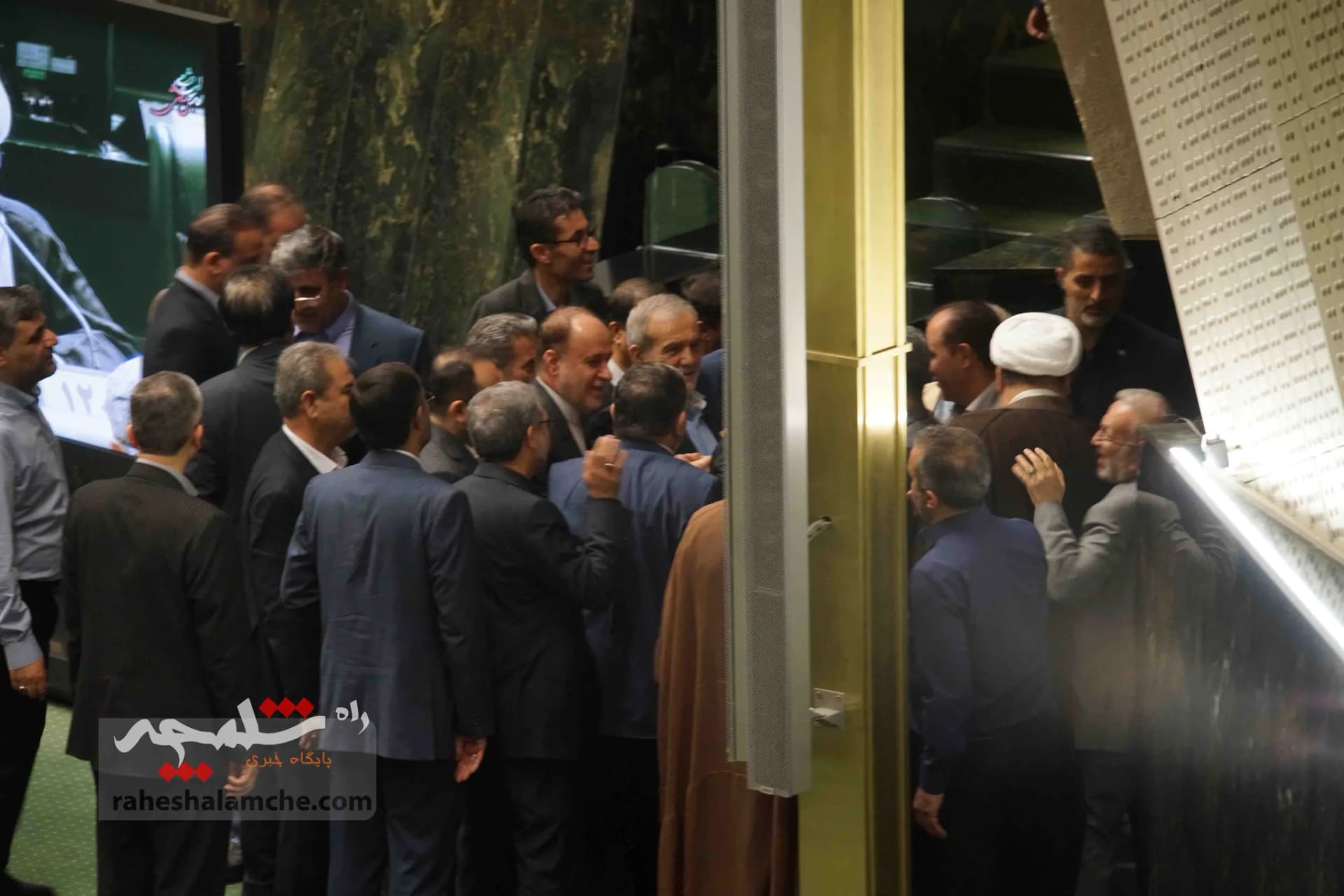 پزشکیان با حضور در خانه ملت، لایحه بودجه 1404 را تقدیم مجلس کرد +تصاویر — تصویر 40