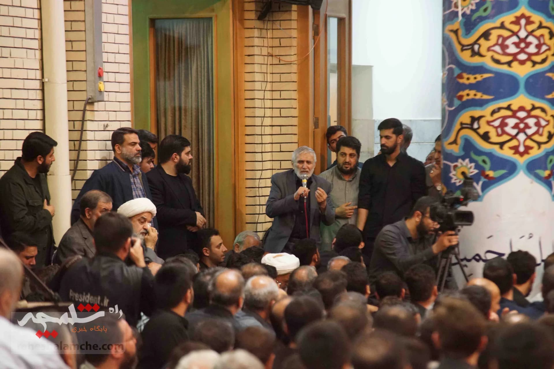 چه کسانی در مراسم گرامی‌داشت شهدای خدمت در مسجد ارک حضور داشتند؟ +تصاویر — تصویر 38