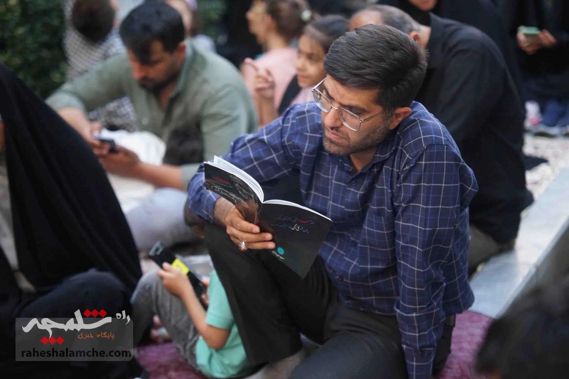 طنین دعای پرفیض عرفه در خیابان 17 شهریور تهران — تصویر 10
