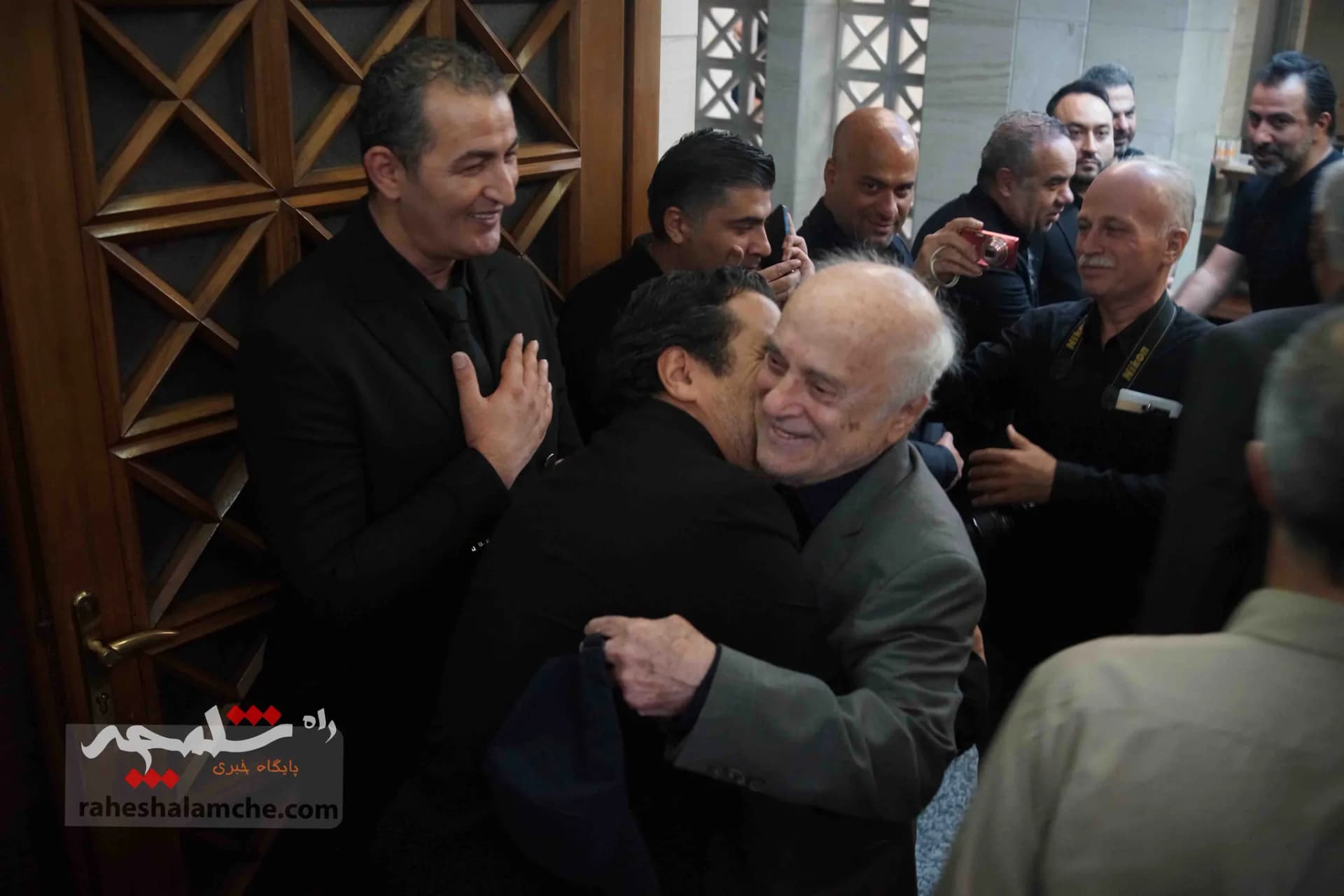 حضور بزرگان فوتبال کشور در ختم پدر خداداد عزیزی +تصاویر(2) — تصویر 4