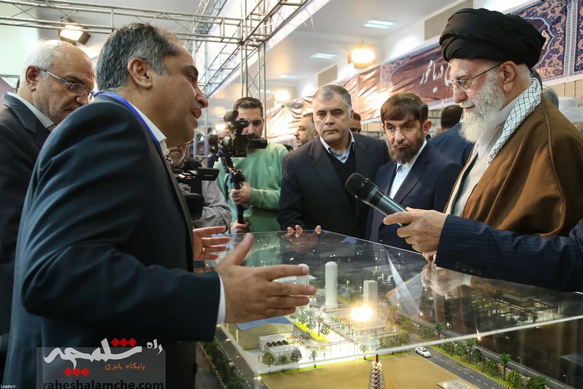 بازدید رهبر انقلاب از نمایشگاه توانمندیها و دستاوردهای بخش خصوصی +تصاویر — تصویر 53