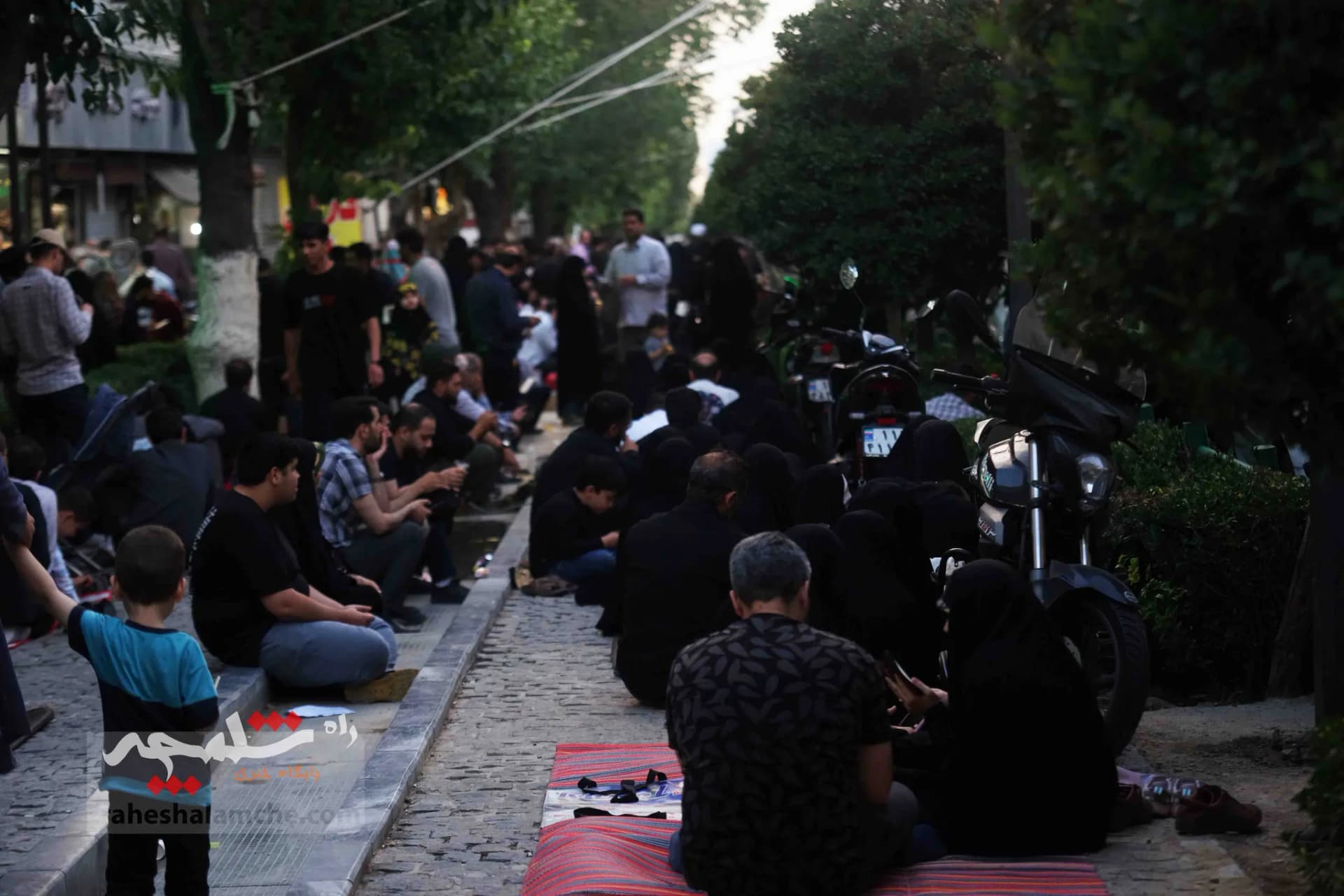 طنین دعای پرفیض عرفه در خیابان 17 شهریور تهران — تصویر 19