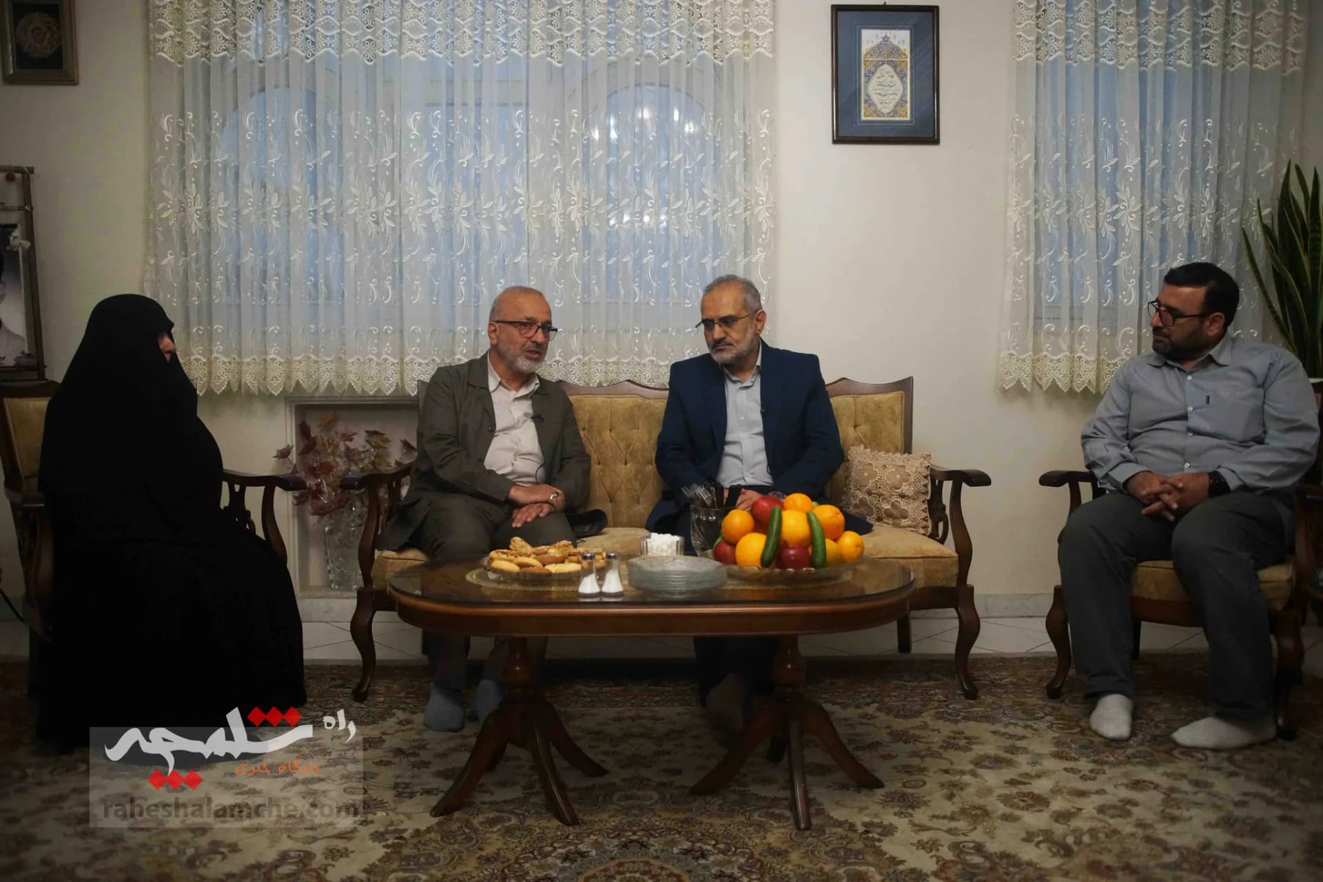حضور سیدمحمد حسینی در منزل سه شهید +تصاویر — تصویر 14