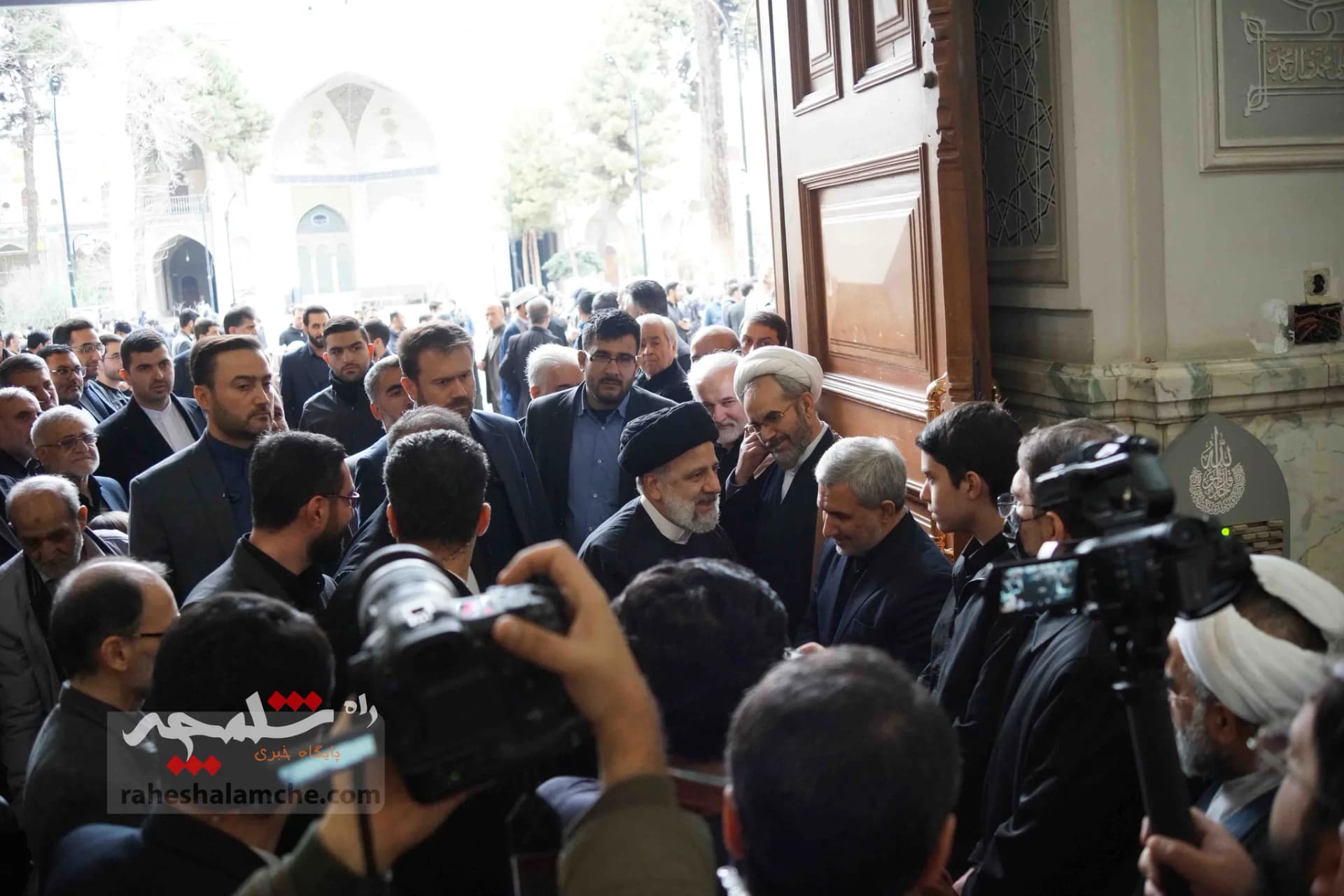 همه شخصیتهایی که در مراسم ترحیم آیتالله امام کاشانی حضور داشتند +تصاویر — تصویر 37