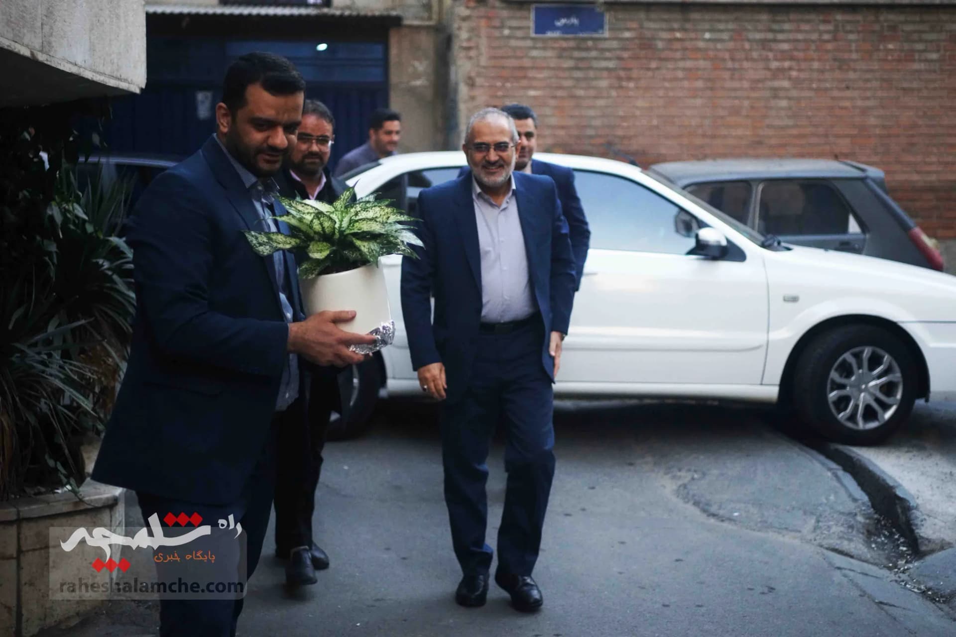 حضور سیدمحمد حسینی در منزل سه شهید +تصاویر — تصویر 24