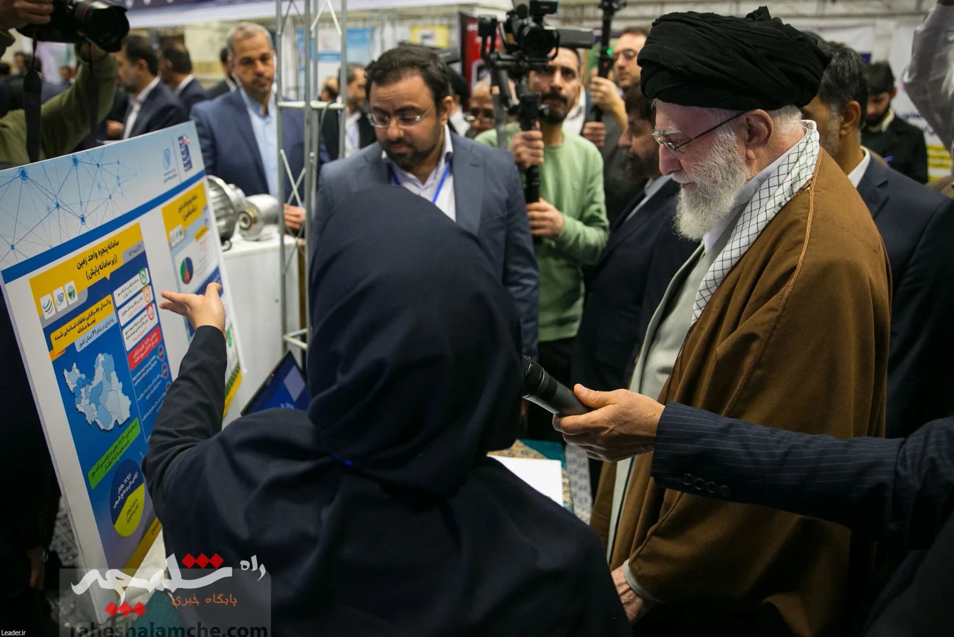 بازدید رهبر انقلاب از نمایشگاه توانمندیها و دستاوردهای بخش خصوصی +تصاویر — تصویر 60