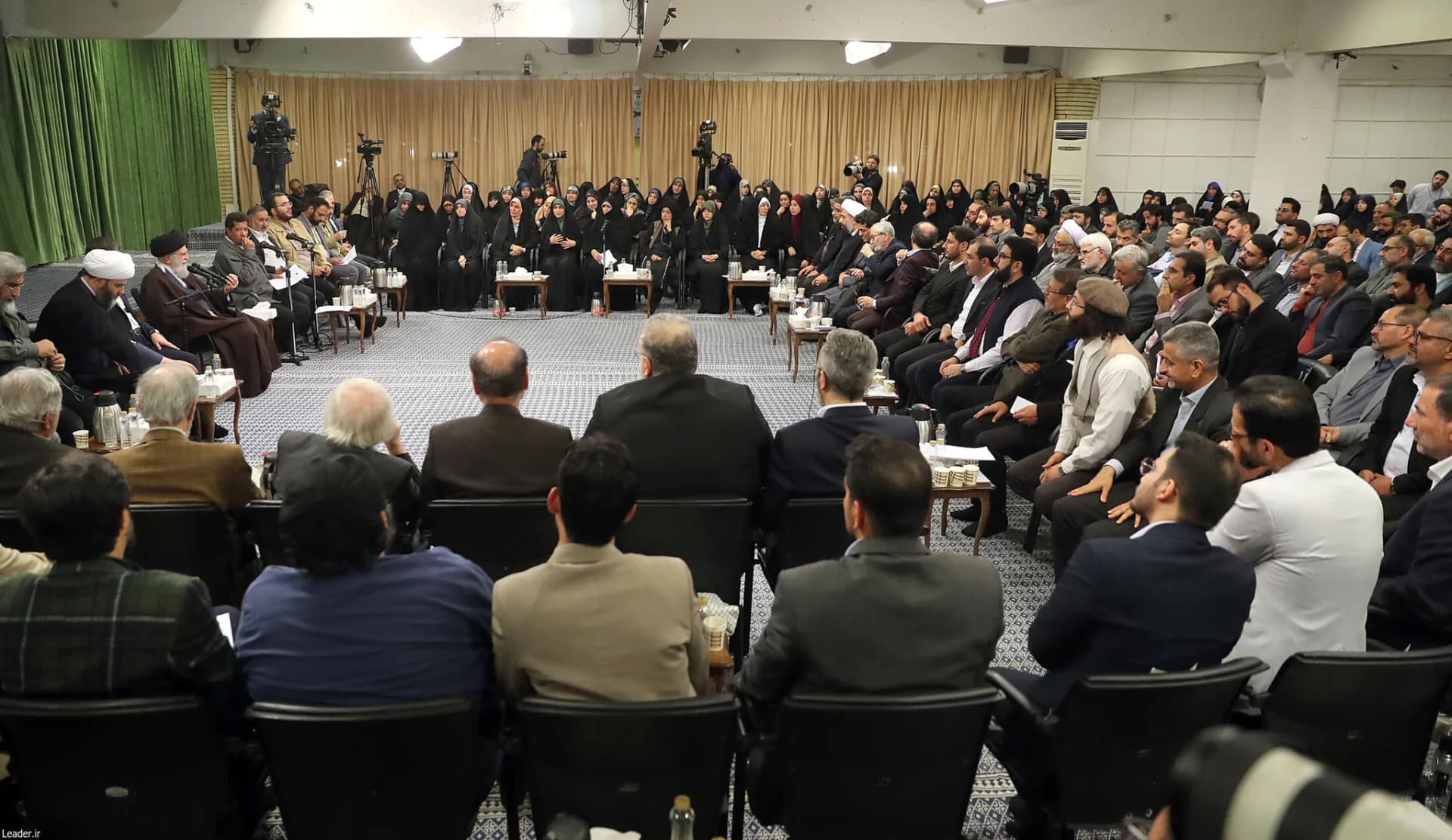 دیدار شاعران با رهبر انقلاب +تصاویر2 — تصویر 27