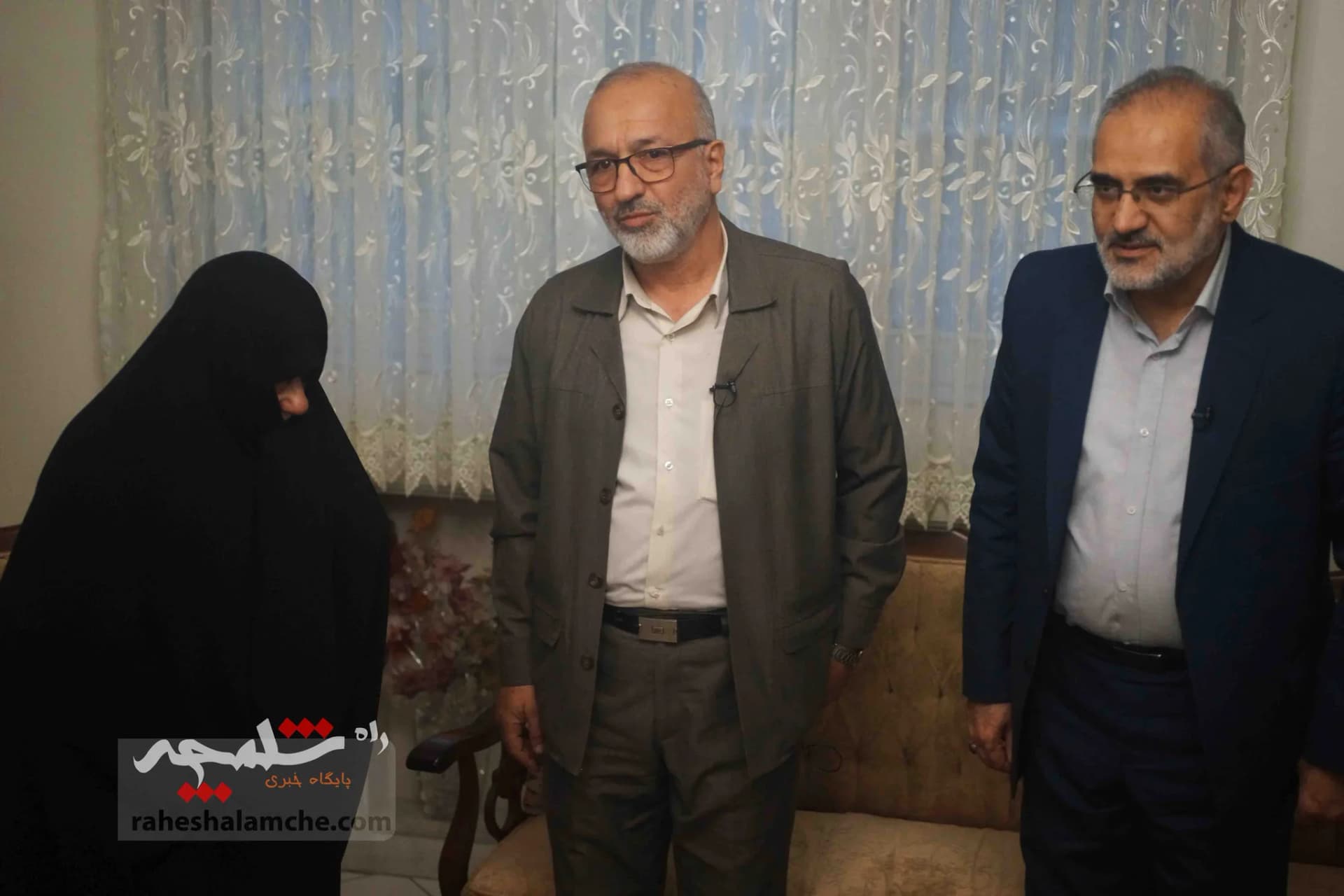 حضور سیدمحمد حسینی در منزل سه شهید +تصاویر — تصویر 13