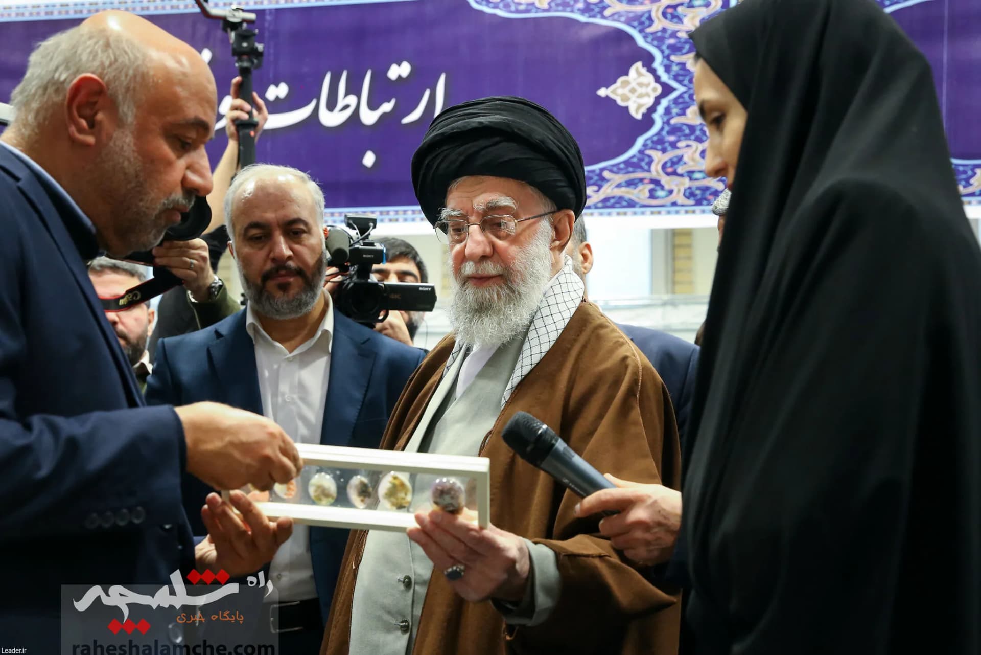 بازدید رهبر انقلاب از نمایشگاه توانمندیها و دستاوردهای بخش خصوصی +تصاویر — تصویر 9