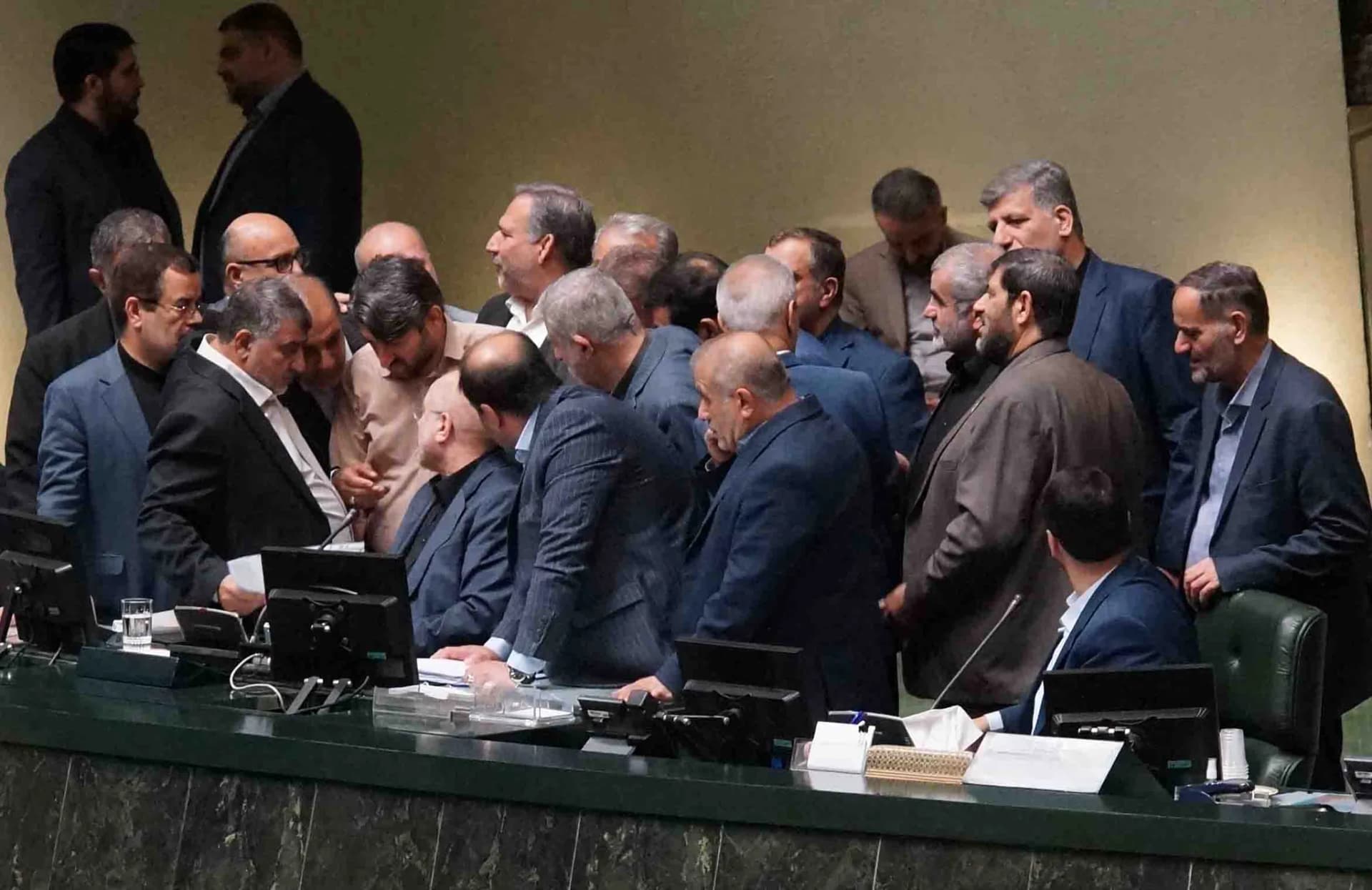 تحصن نمایندگان شمالی در صحن علنی امروز مجلس +تصاویر — تصویر 17